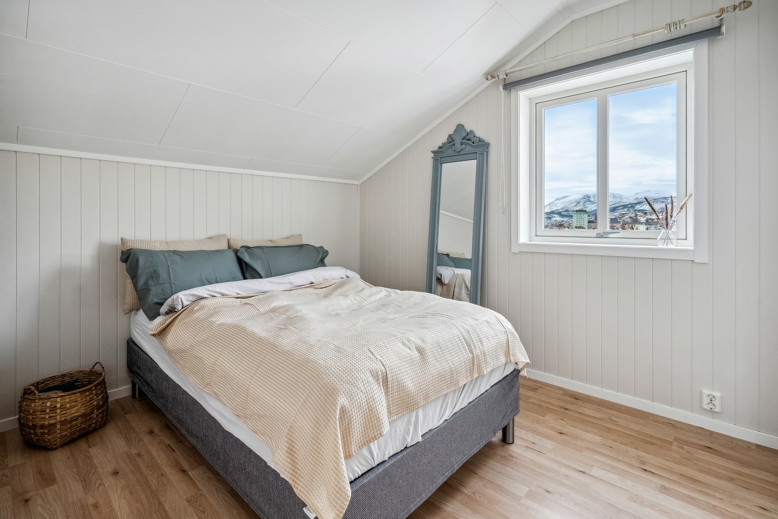 Soverom på 9,53kvm med god plass til seng og nattbord. Galleribilde