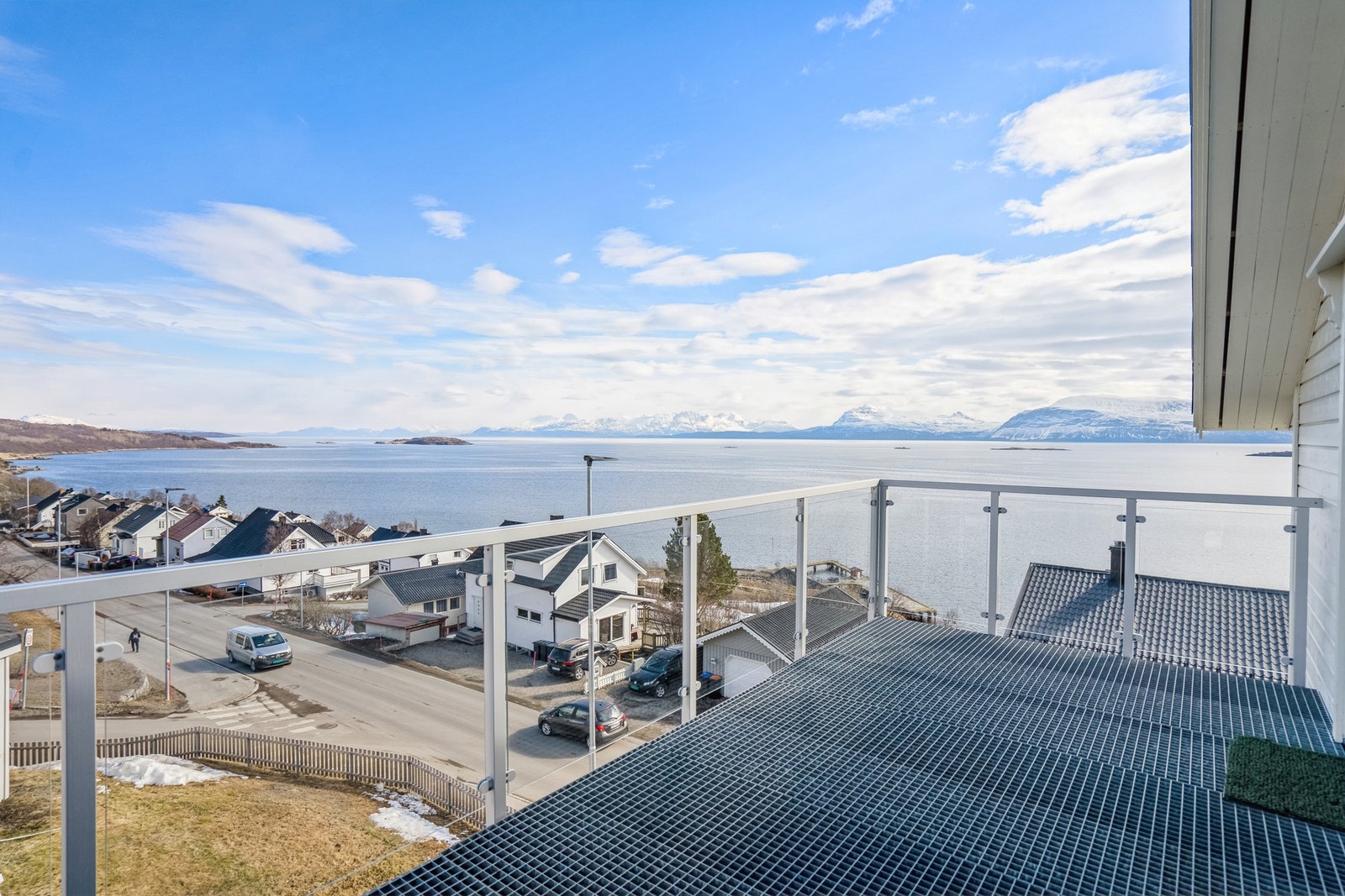 Privat vernanda i tilknynting til inngangsparti på 13,55kvm med god plass for utemøbler. Galleribilde