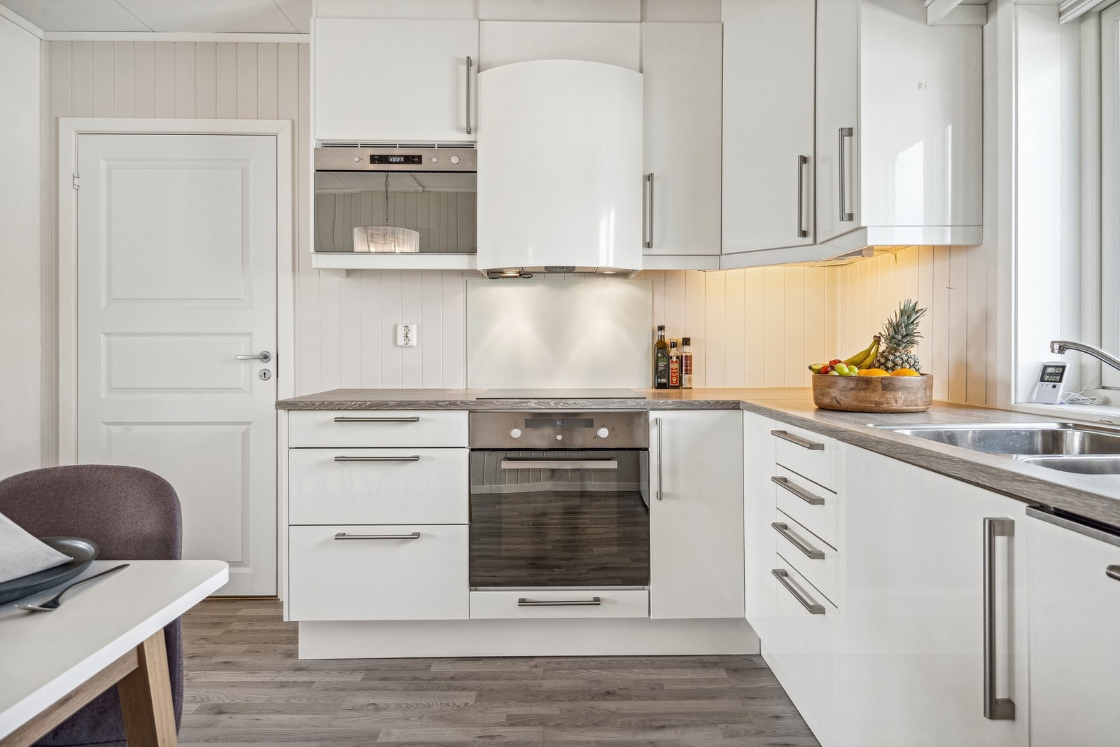 God skap- og benkeplass. Galleribilde