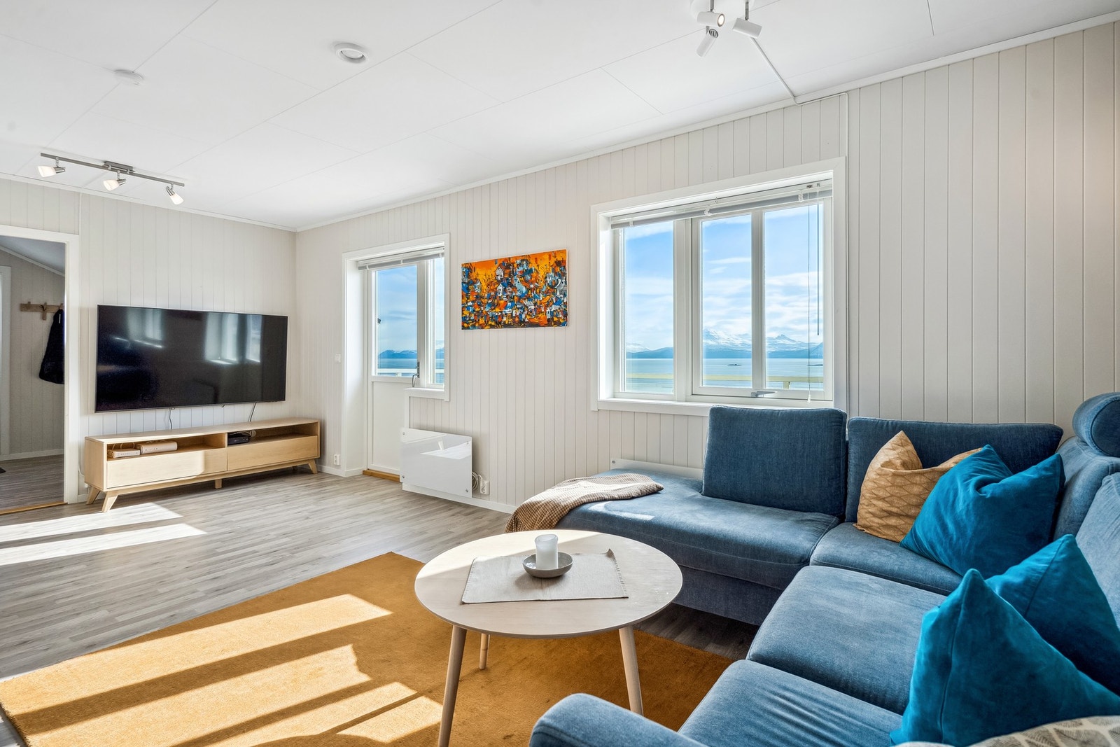 Stuen er på ca. 25kvm med god plass til flere sittegrupper og direkte utgang til solrik veranda. Galleribilde