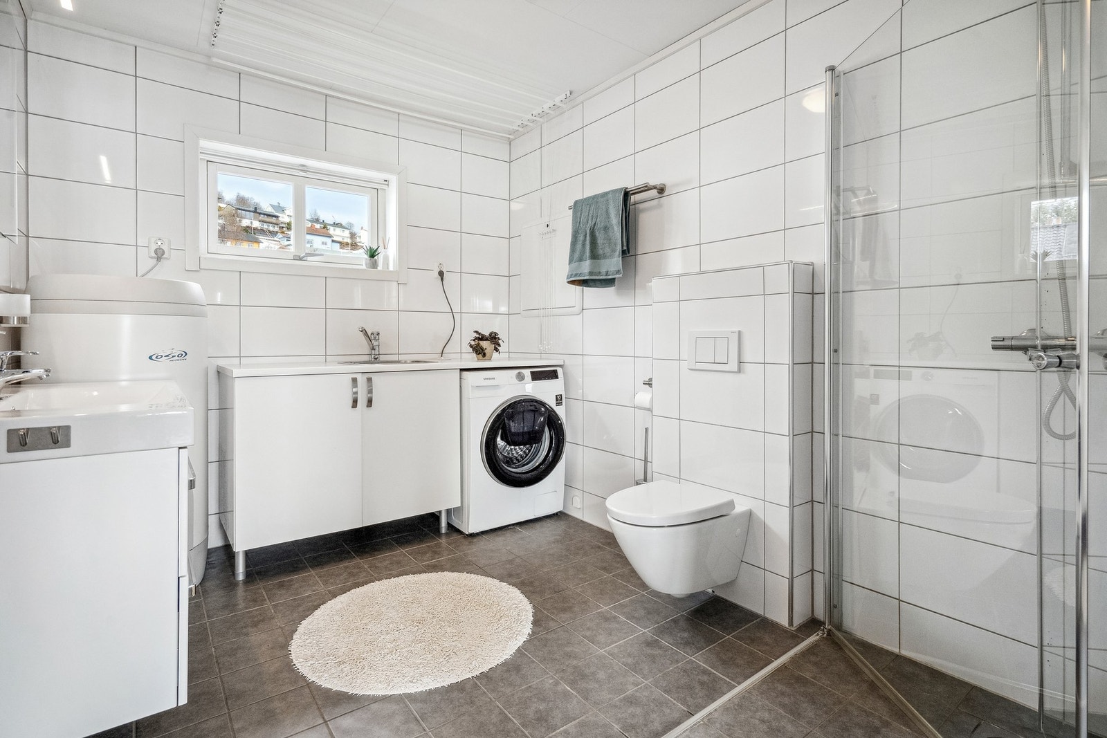 Lekkert flislagt bad med varmekabler i gulv. Galleribilde