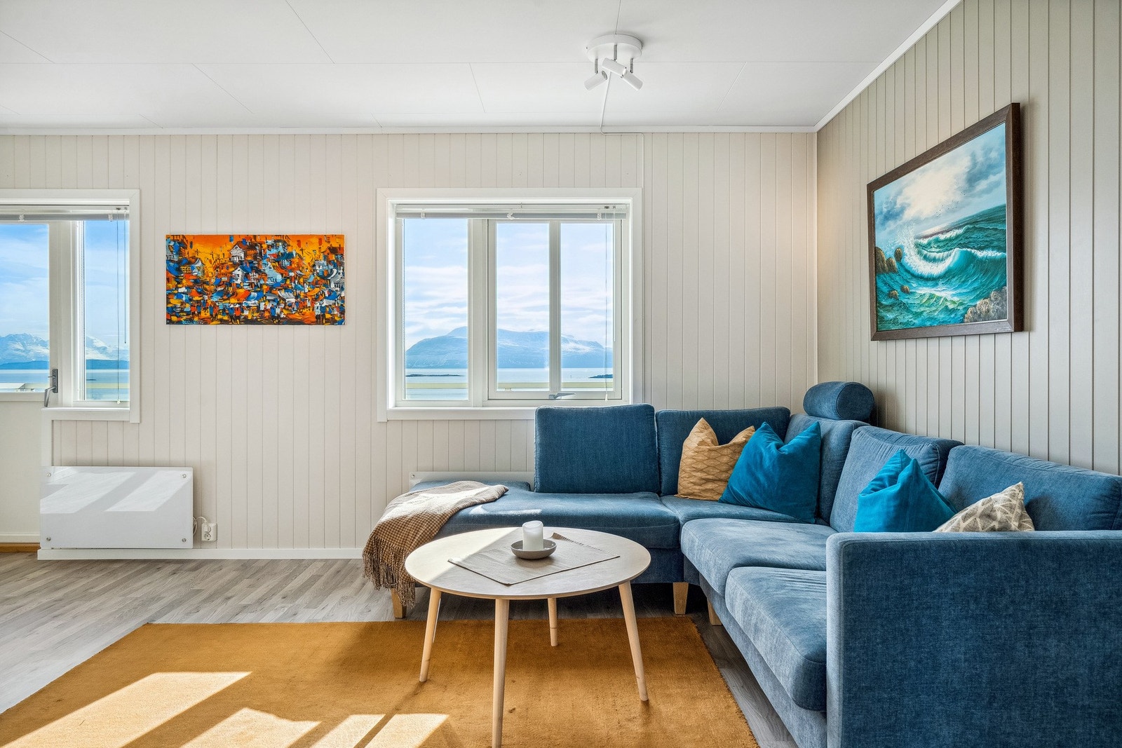 Store vindusflater gir godt naturlig lysinnslipp og man nyter godt av god utsikt. Galleribilde