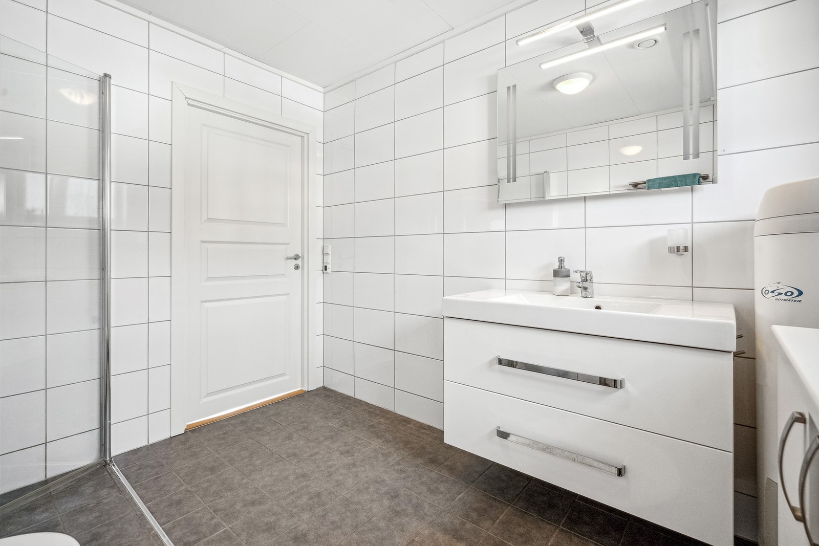 Ventilert via balansert ventilasjon og til-luft med flat terskel under dør Galleribilde