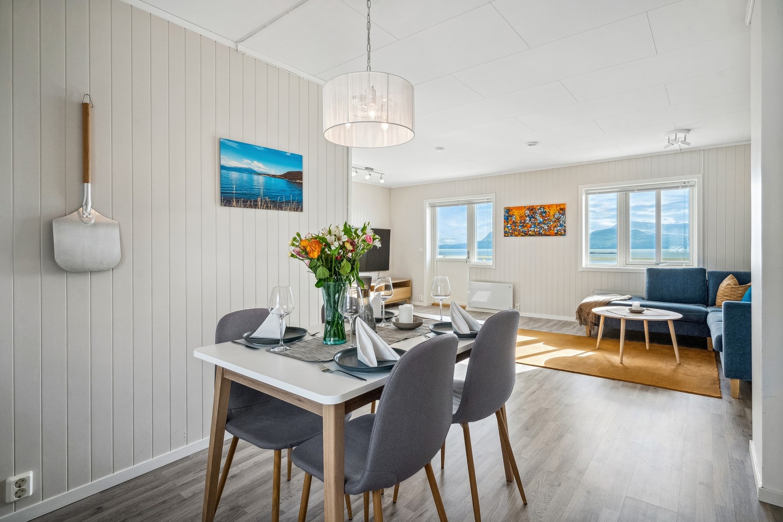 Spisegruppen oppleves som et naturlig knutepunkt mellom stue og kjøkken. Galleribilde