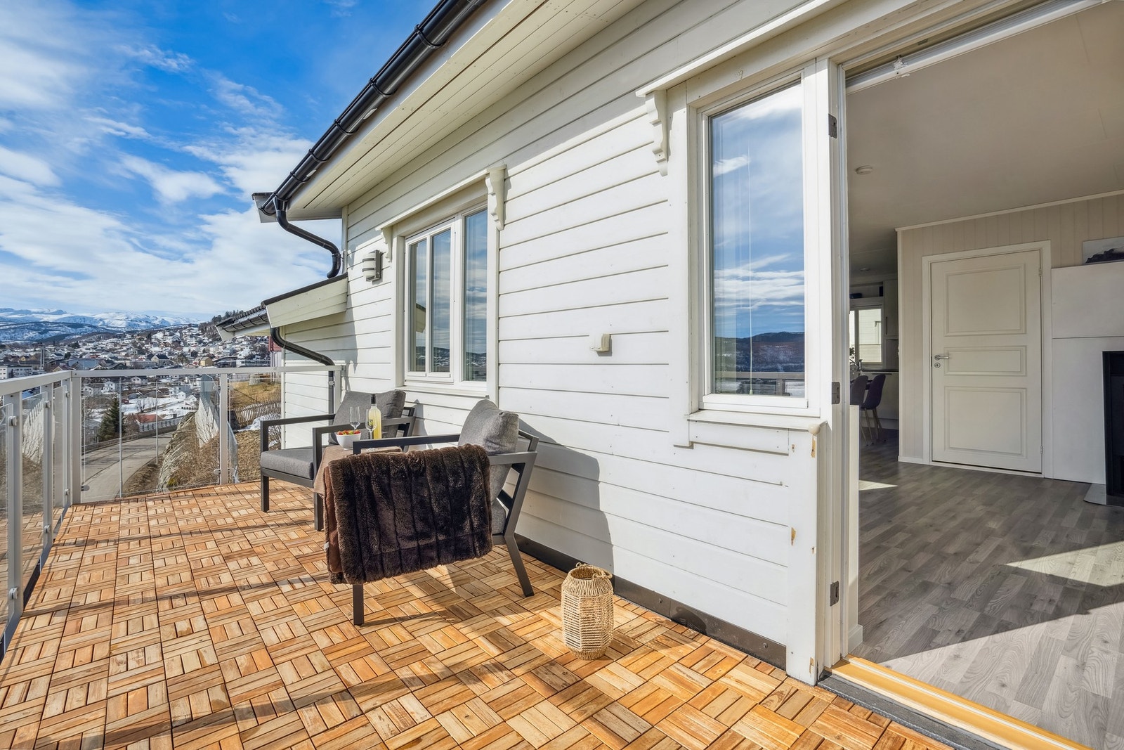 Solrik veranda på ca.13 kvm med god plass for utemøbler. Galleribilde