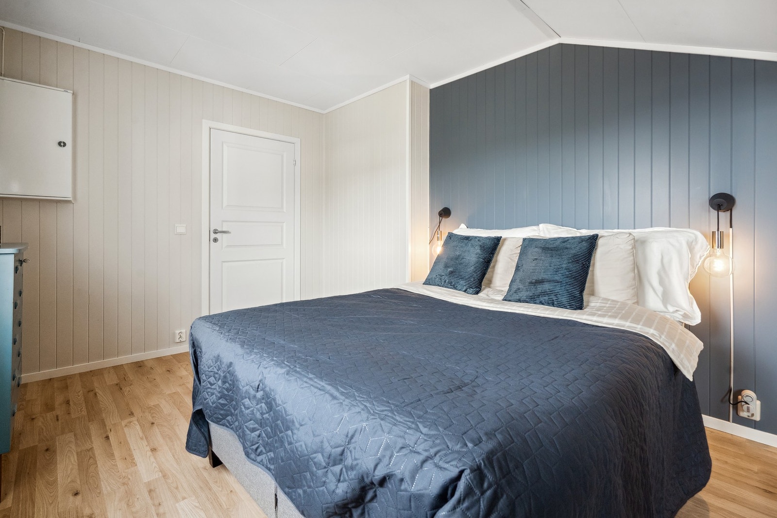 God plass til dobbelseng og nattbord. Galleribilde