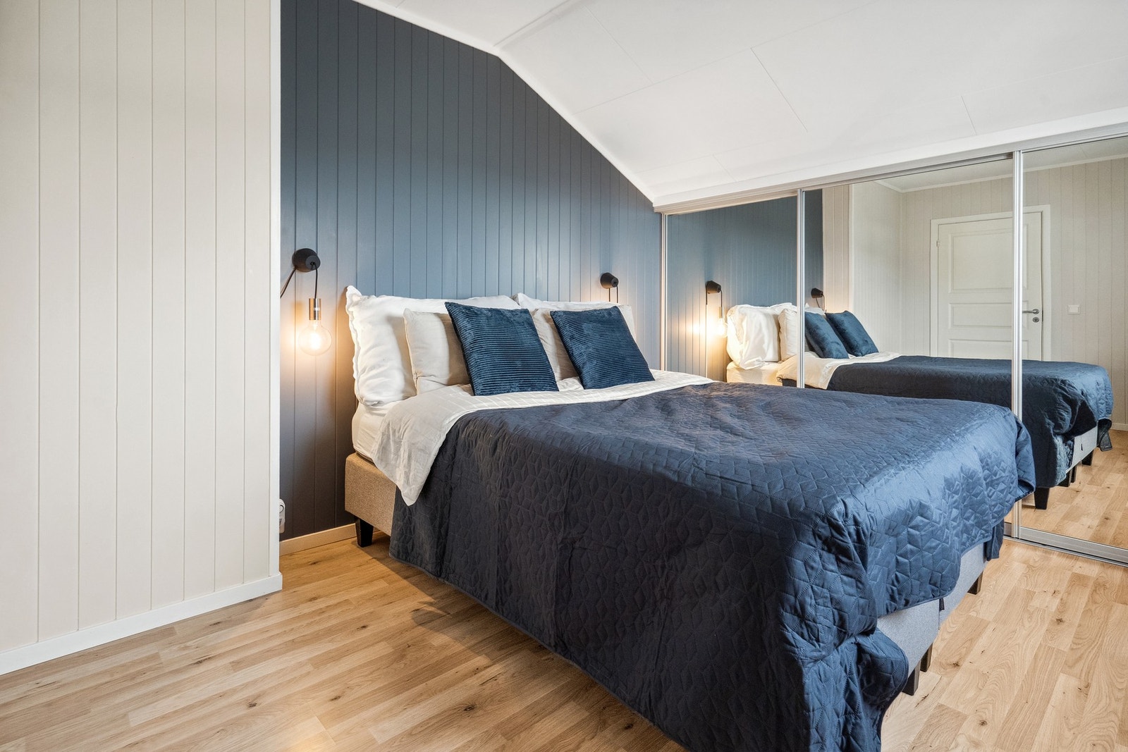 Hovedsoverom med praktisk skyvedørsgarderobe for oppbevaring av klær. Galleribilde