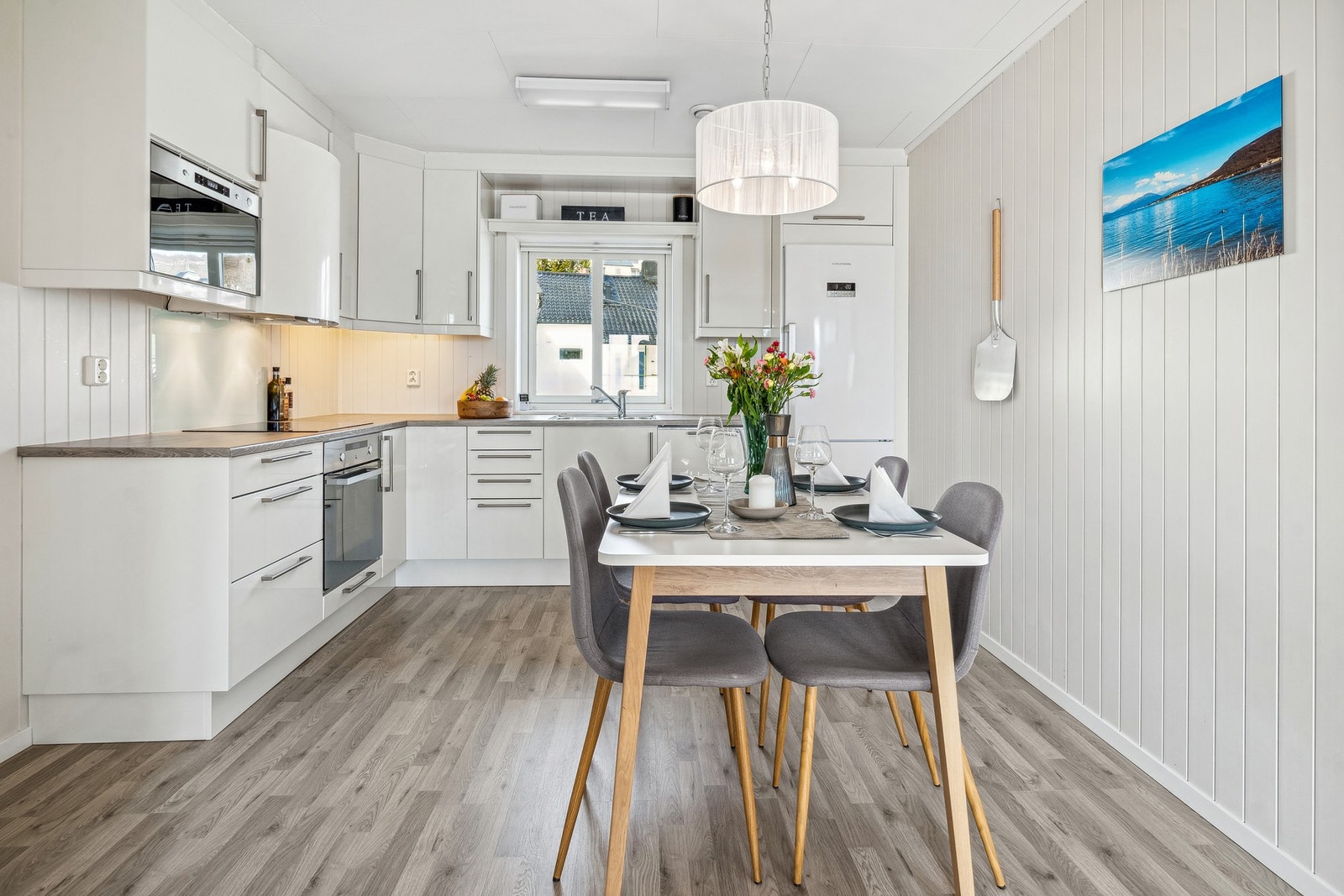 God plass for stort spisebord mellom kjøkken og stue. Galleribilde