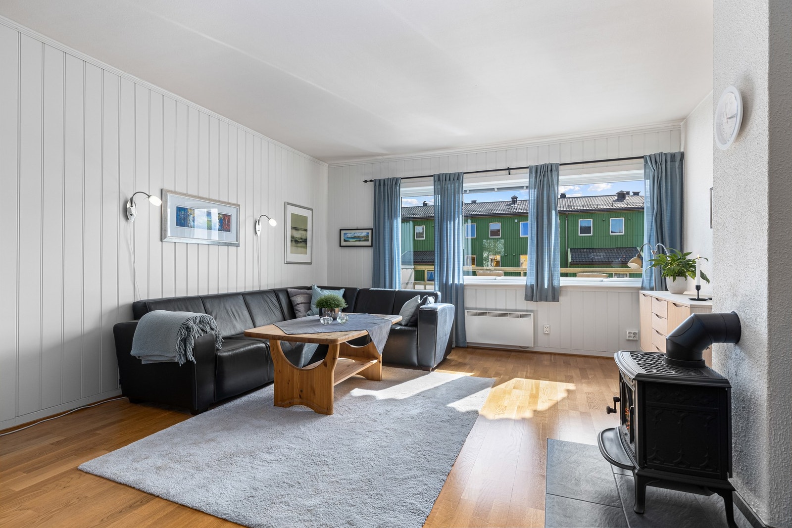 Her har du god plass til både sofa og spisebord. På stuen er det også vedfyring Galleribilde