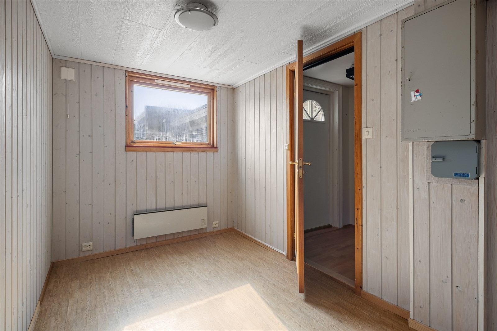 Romlig bod på 8,5m2 med gulv av belegg. God plass til oppbevaring av fryseboks eller annet ønsket innhold. Galleribilde