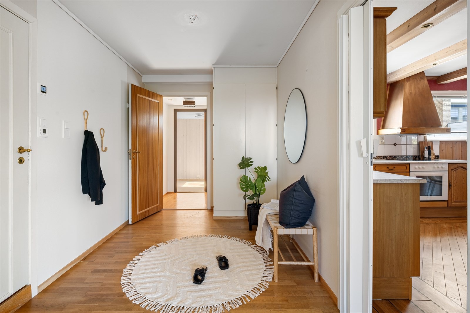 Stor og flott gang med innebygget garderobeskap med oppbevaringsmuligheter. Galleribilde