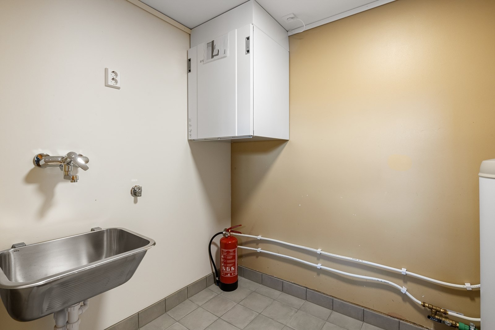 Vaskerommet på 3,9m2 ble delvis oppgradert i 2023 med nye fliser på gulvet, eller eldre overflater. Det er utstyrt med opplegg for vaskemaskin, utslagsvask og varmtvannsbereder. Galleribilde