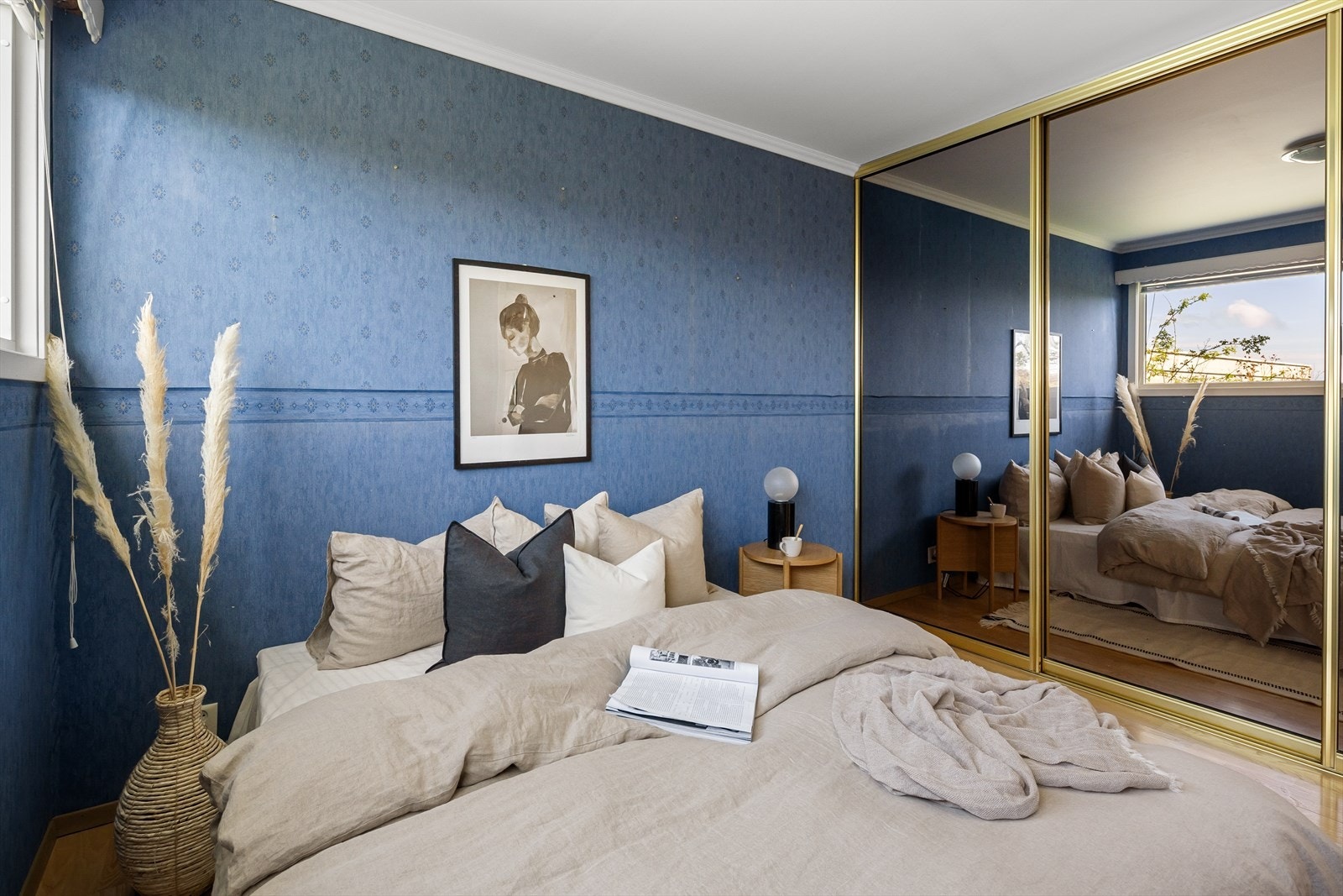 Det er god plass til å møblere med dobbeltseng og soverommet er utstyrt med skyvedørsgarderobe med speilfront. Galleribilde