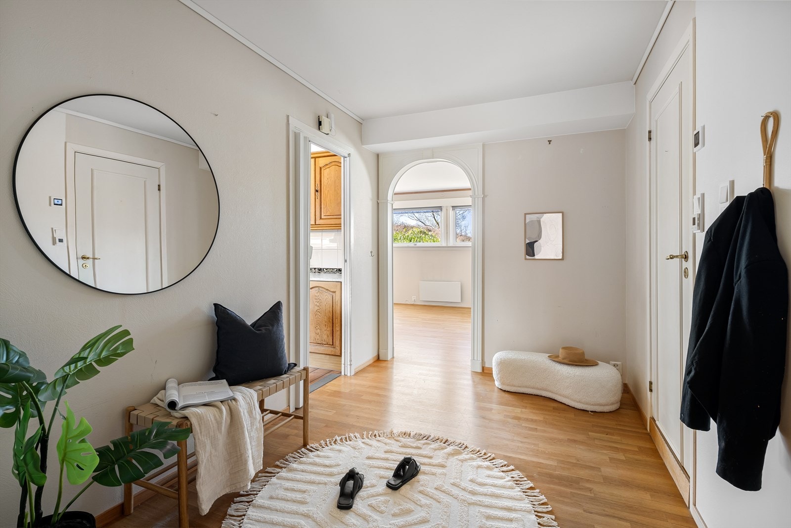 Velkommen inn! Lys og trivelig entré/gang med tilkomst til bod, bad, vaskerom og kjøkken. Galleribilde