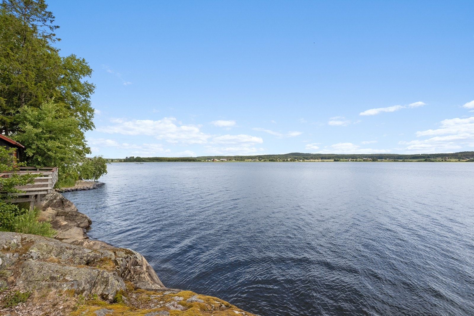 Fra båtnauset i vannkanten av Hemnessjøen Galleribilde