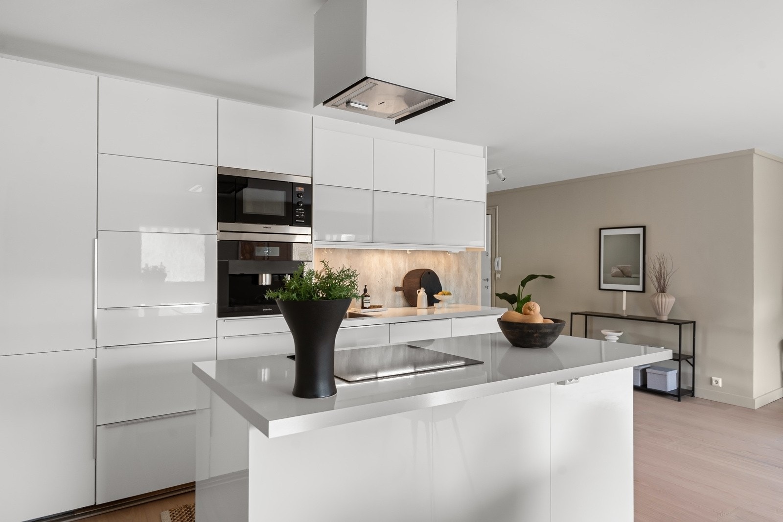 Innredningen har glatte fronter og laminat benkeplate med nedfelt kum i stål. Galleribilde