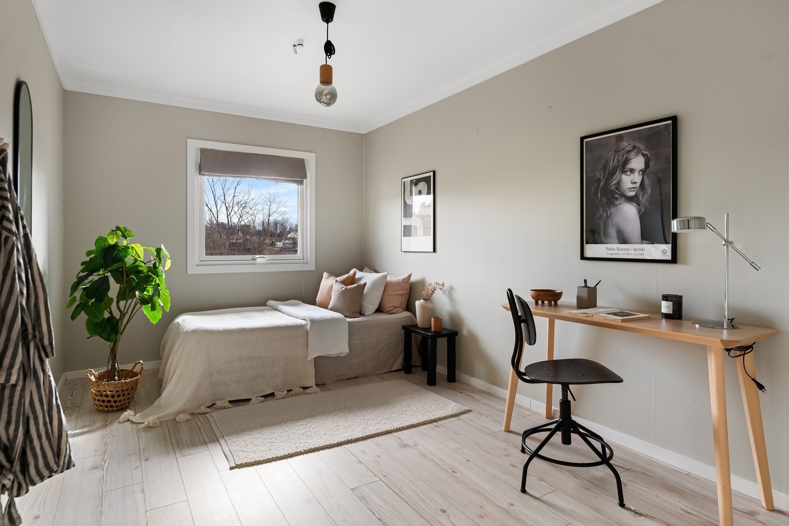 Leilighetens andre soverom er også av god størrelse med plass til seng, skrivebord, klesskap og kommode. Galleribilde