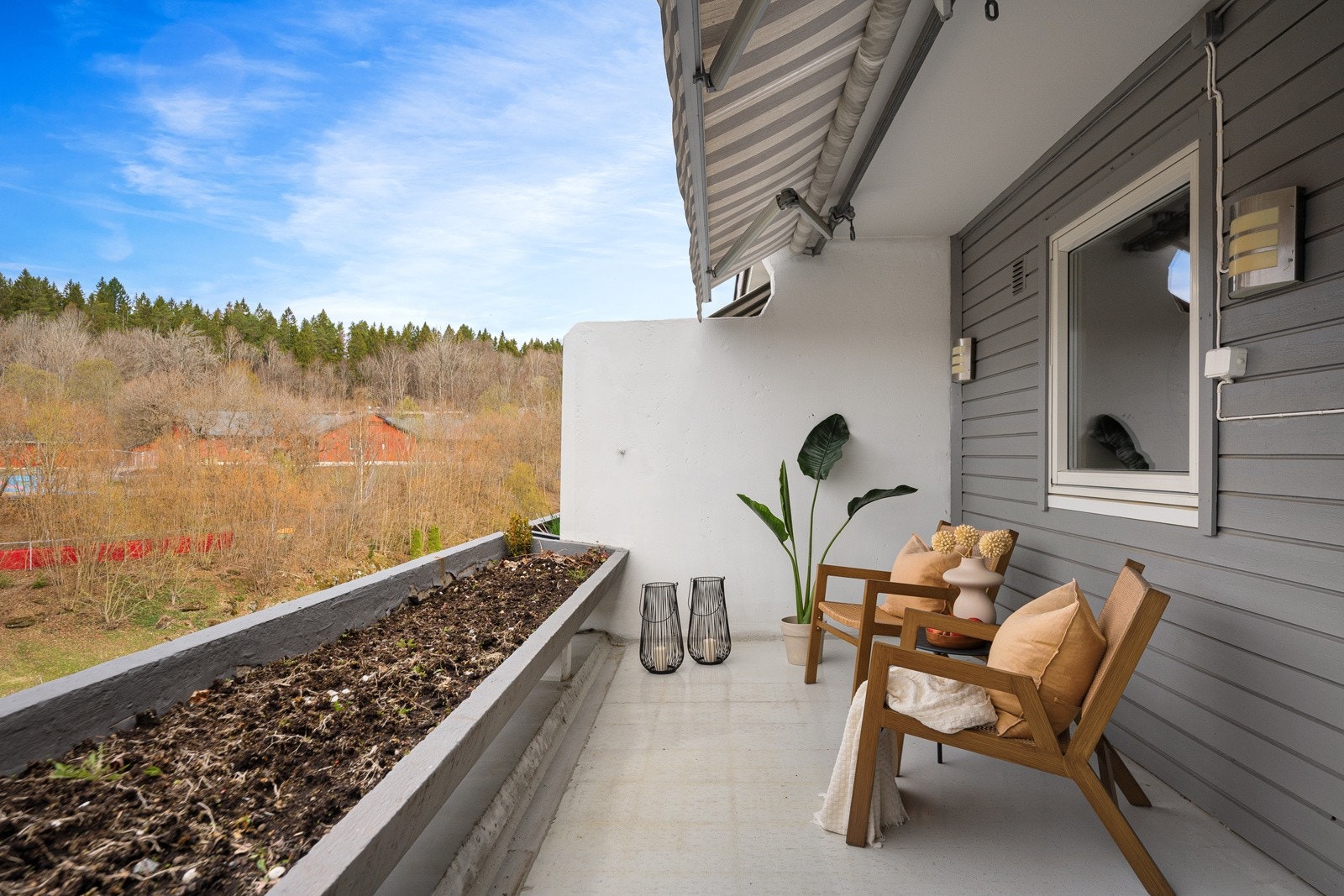 Romslig balkong med god plass til diverse utemøblement og grill. Galleribilde