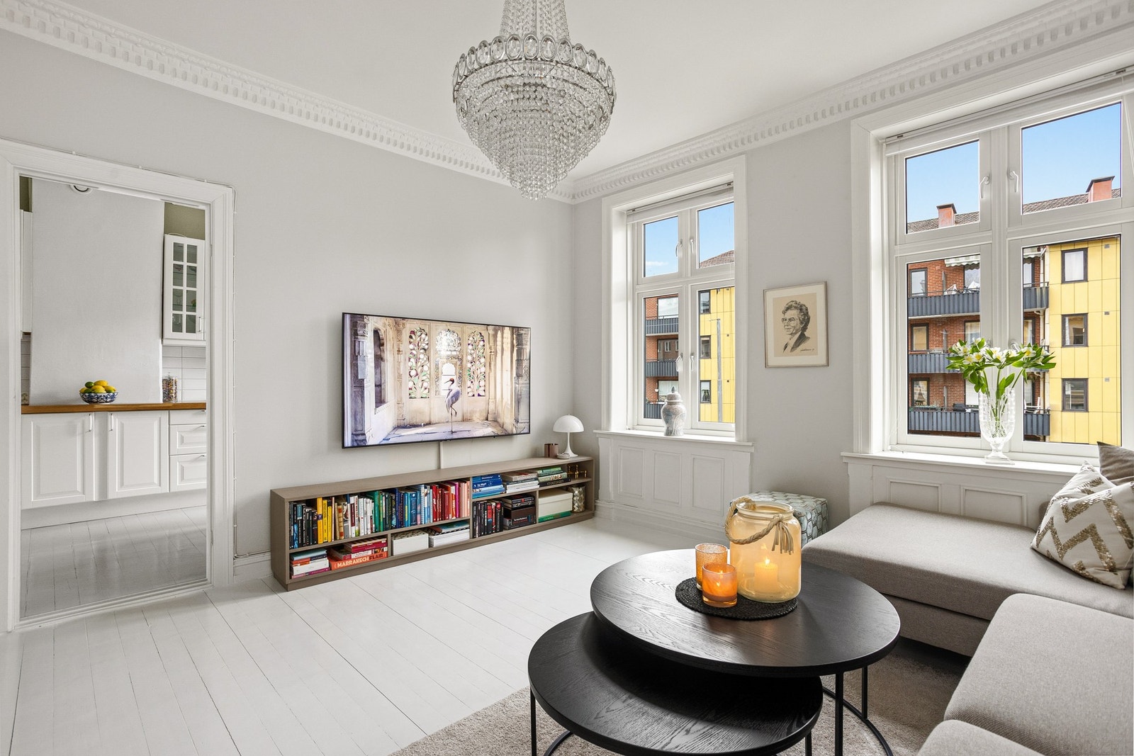 Lysinnslippet sammen med den gode takhøyden på ca. 2,8 meter bidrar til en god og luftig romfølelse. Galleribilde