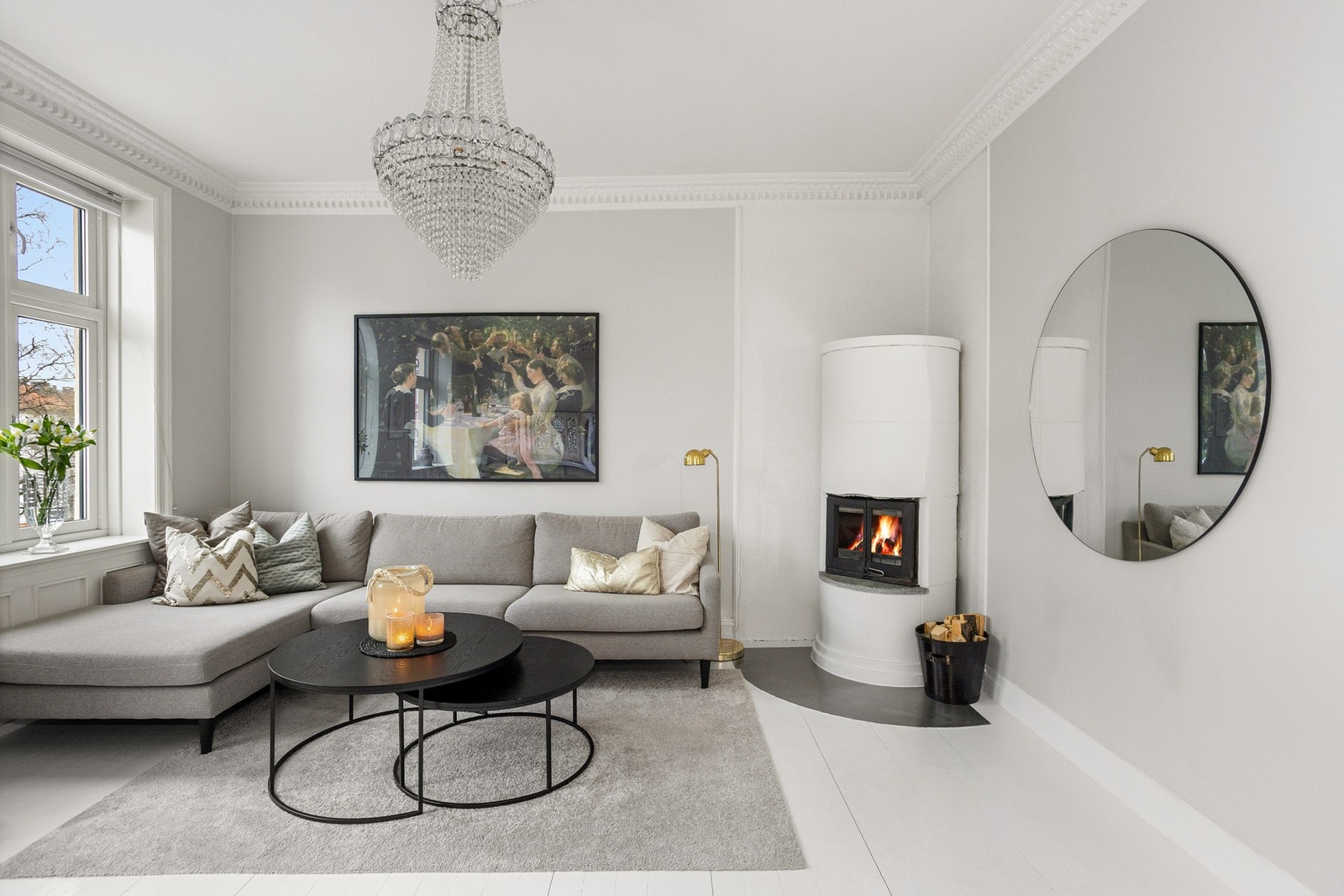 I hjørnet av stuen har du en lekker peisovn som både gir god varme og bidrar til ekstra hygge på kaldere vinterdager. Galleribilde