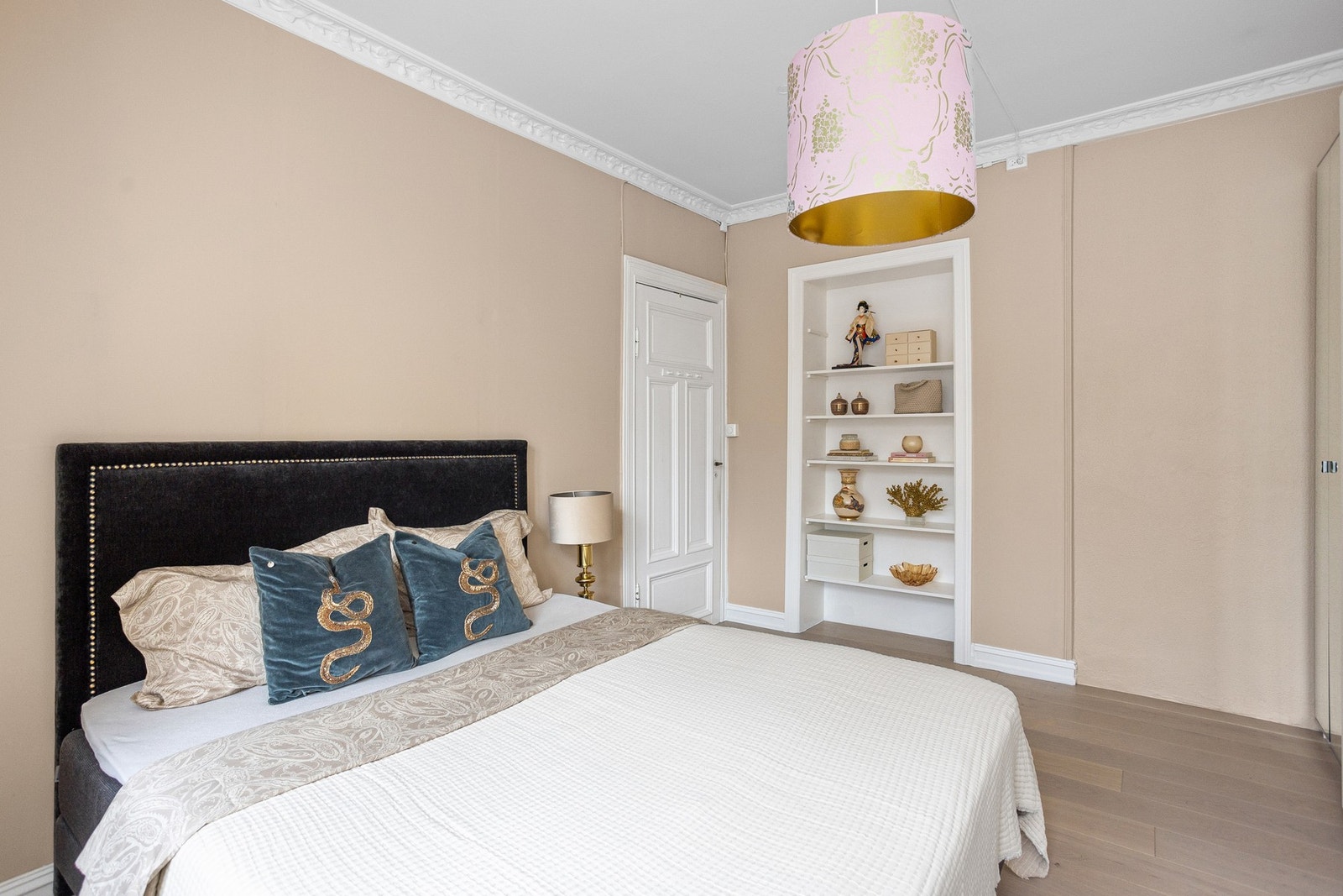 Soverommet har god takhøyde som gir en luftig romfølelse. I himlingen er det nydelig stukkatur som hører med i en klassisk leilighet som denne. Galleribilde