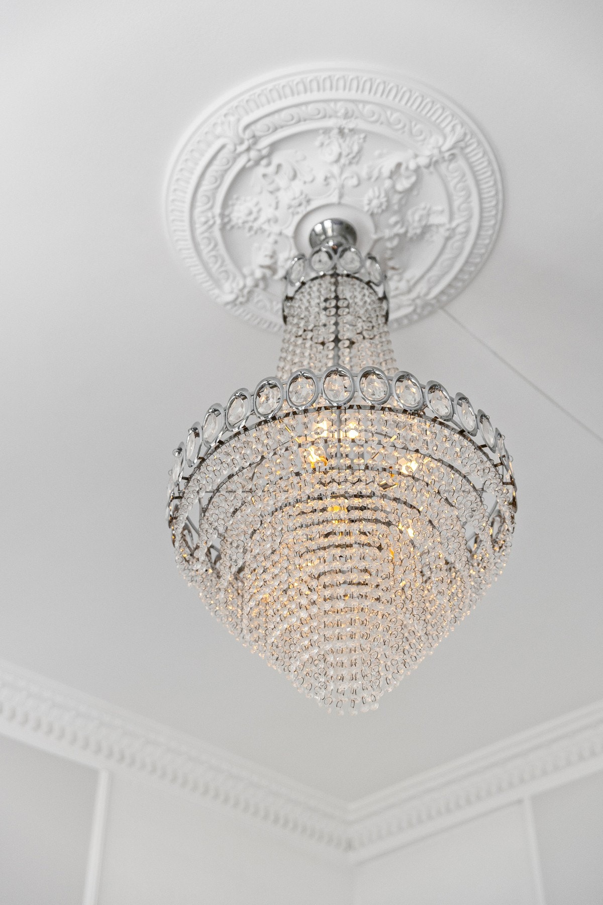 I himlingen er det nydelig stukkatur og en flott rosett. Galleribilde