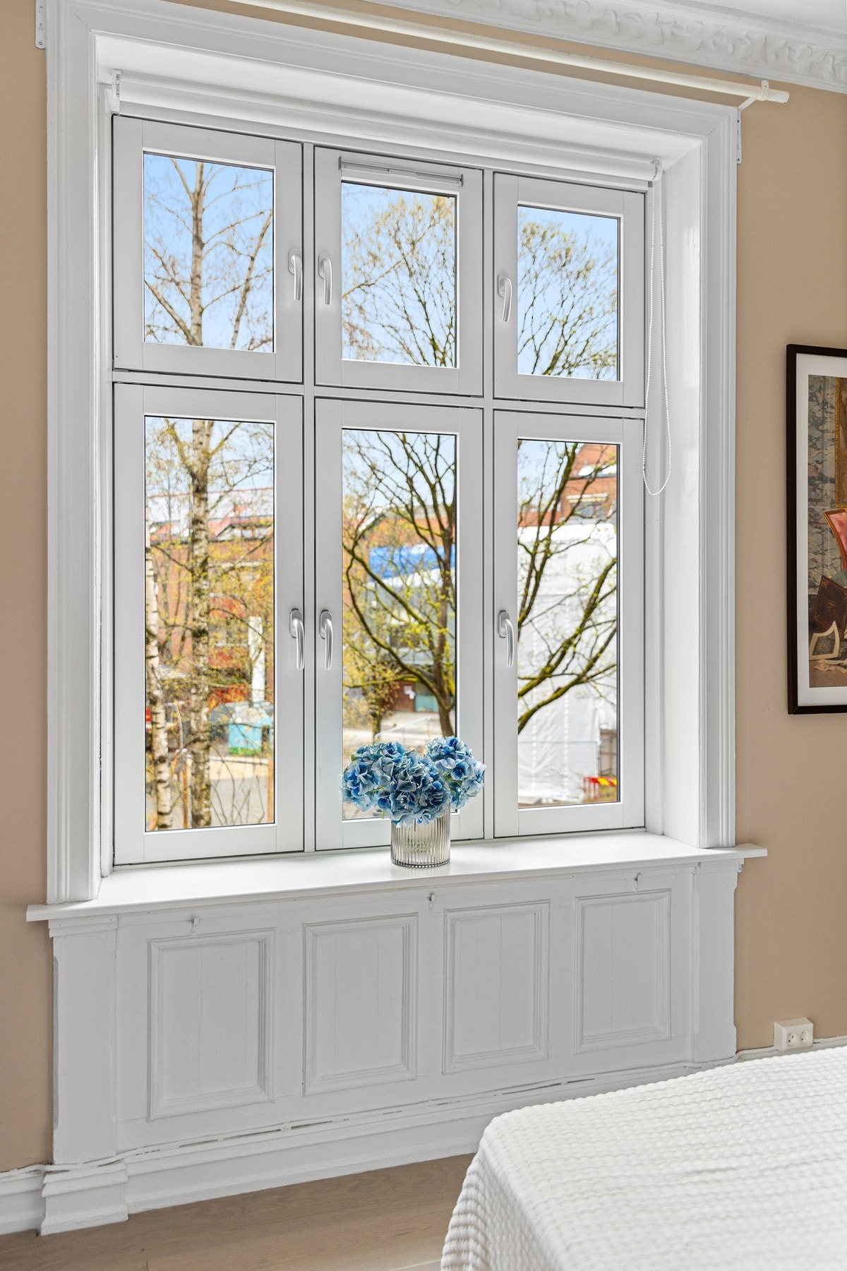 Alle vinduene i leiligheten var nye i 2015, og det er fine brede vinduskarmer for planter og dekor. Galleribilde