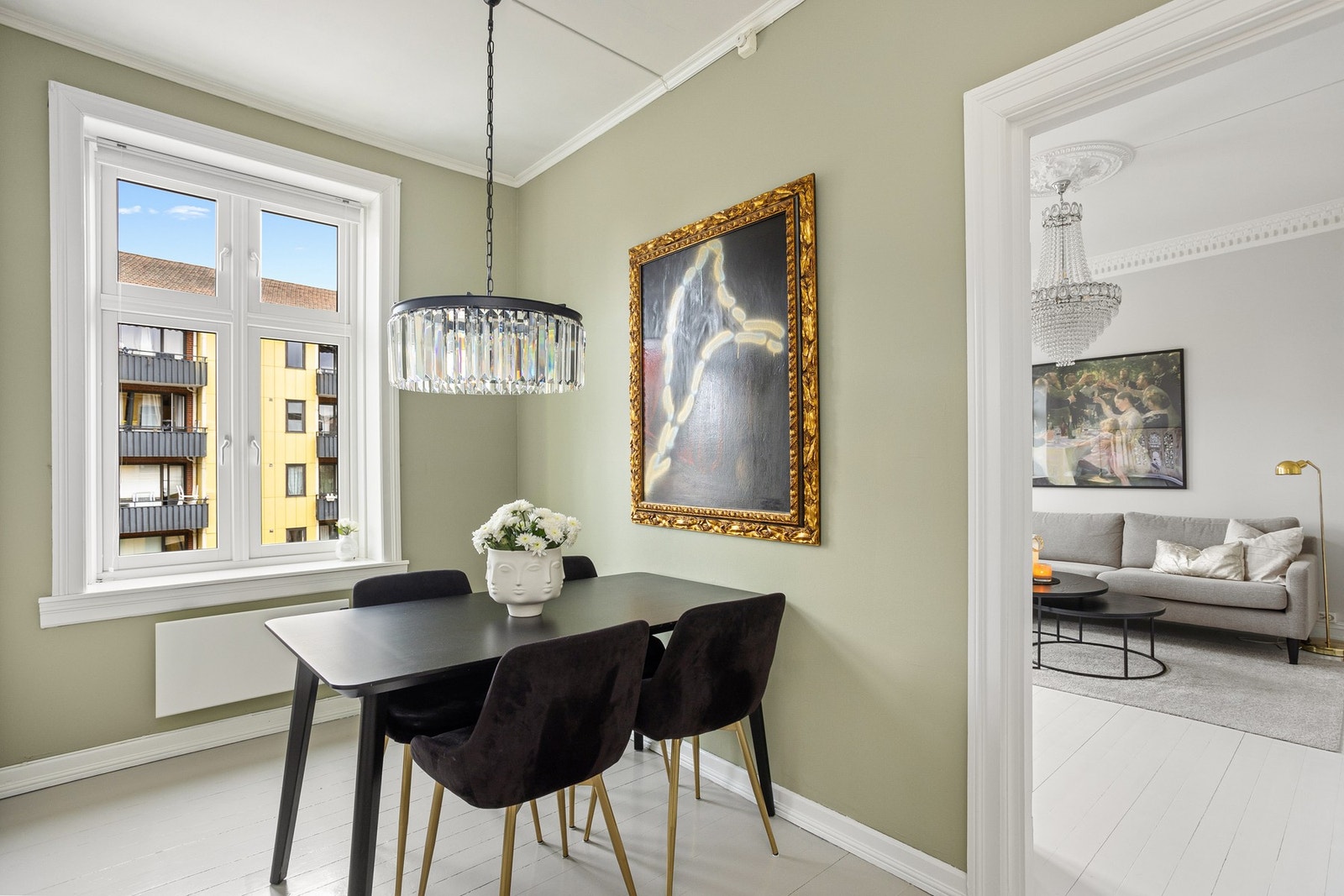 På kjøkkenet har du plass til et spisebord som gjør at også kjøkkenet blir et naturlig oppholdsrom og samlingspunkt. Galleribilde