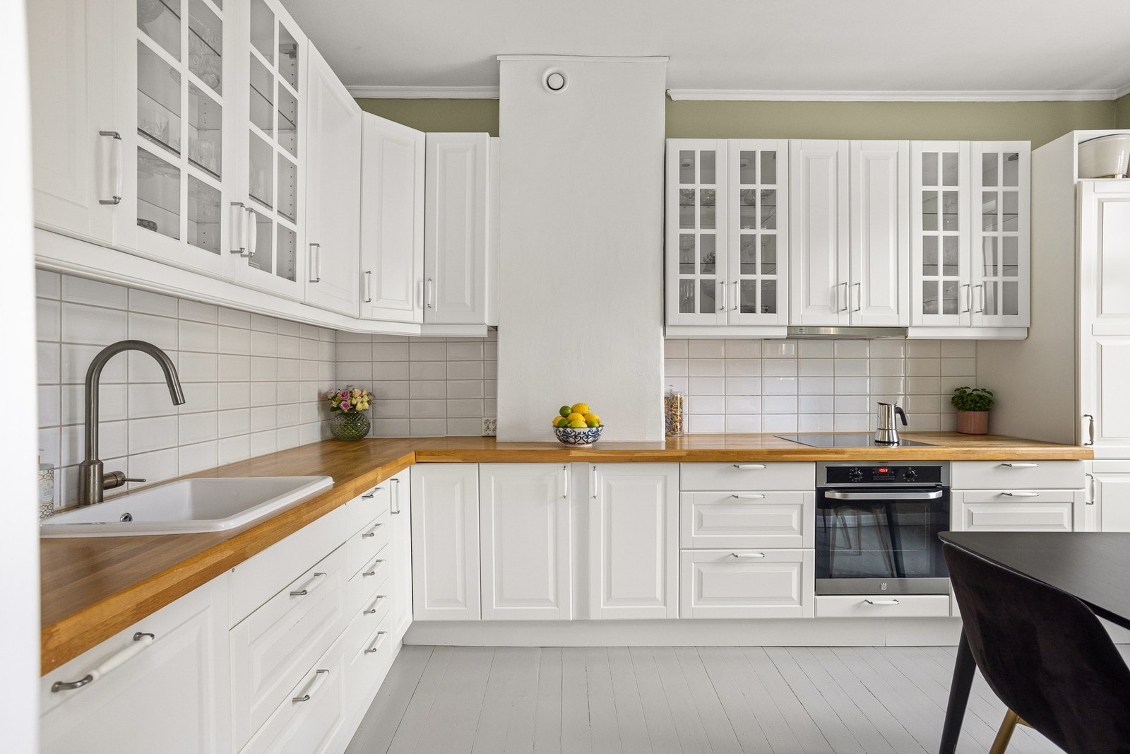 Leiligheten har et lyst og hyggelig separat kjøkken med pen innredning fra 2013. Galleribilde