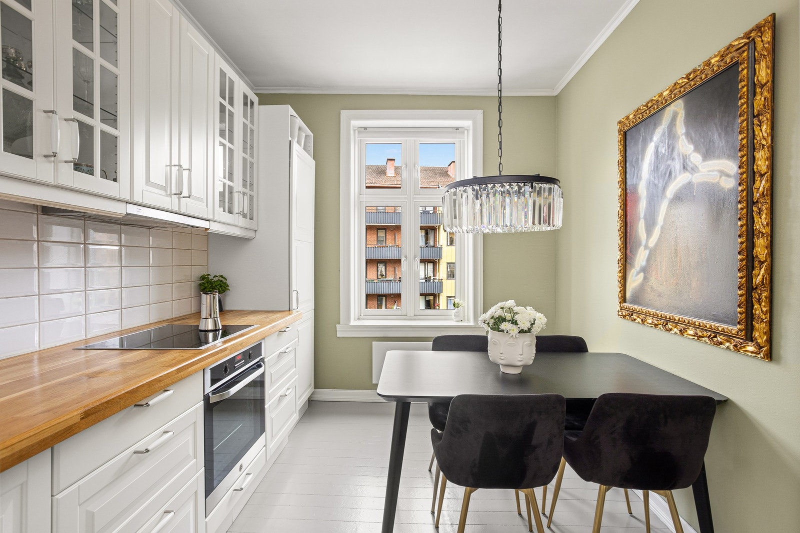 Pen og klassisk kjøkkeninnredning fra 2013 med god skap- og benkeplass. Kjøkkenet er fullt utstyrt med integrerte hvitevarer som medfølger i handelen. Galleribilde