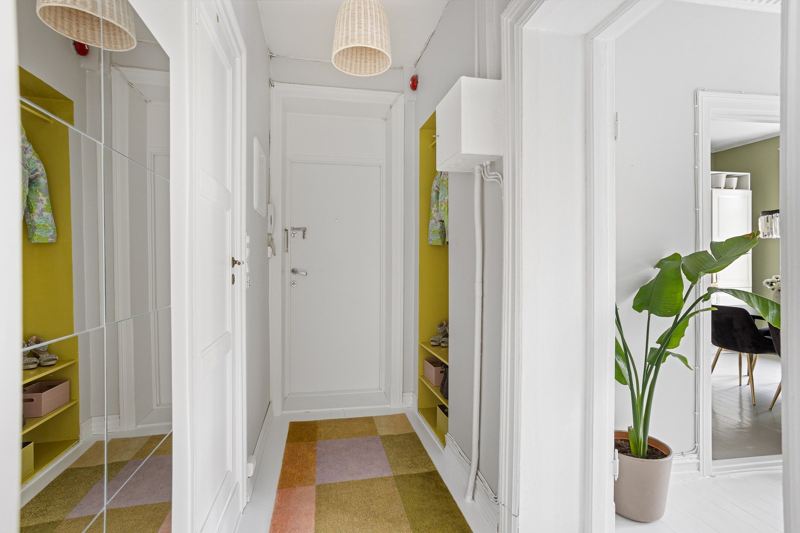 Du ønskes velkommen inn i en lys og innbydende entré. Montert porttelefon og sikringsskap med automatsikringer på vegg. Galleribilde