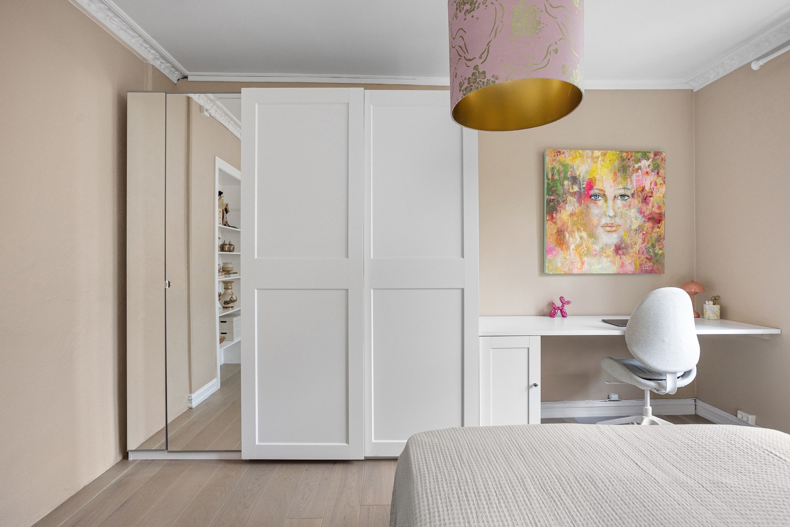 Leiligheten har et stort og innbydende soverom som vender mot rolig bakgård. Galleribilde