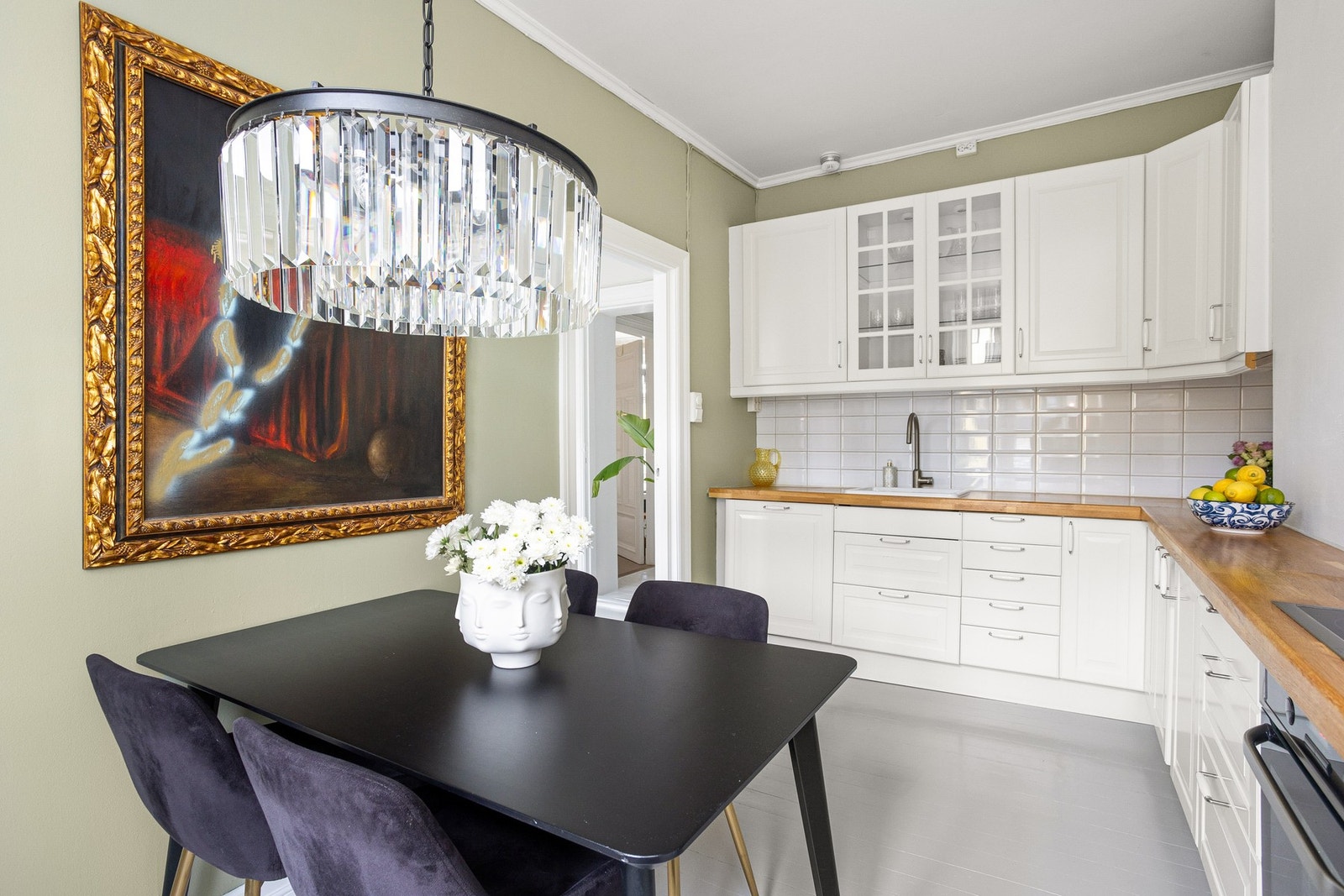 Medfølgende integrerte hvitevarer som induksjonstopp, stekeovn, stillegående oppvaskmaskin fra Bosch (ny i 2018) og kjøleskap med frysedel. Galleribilde