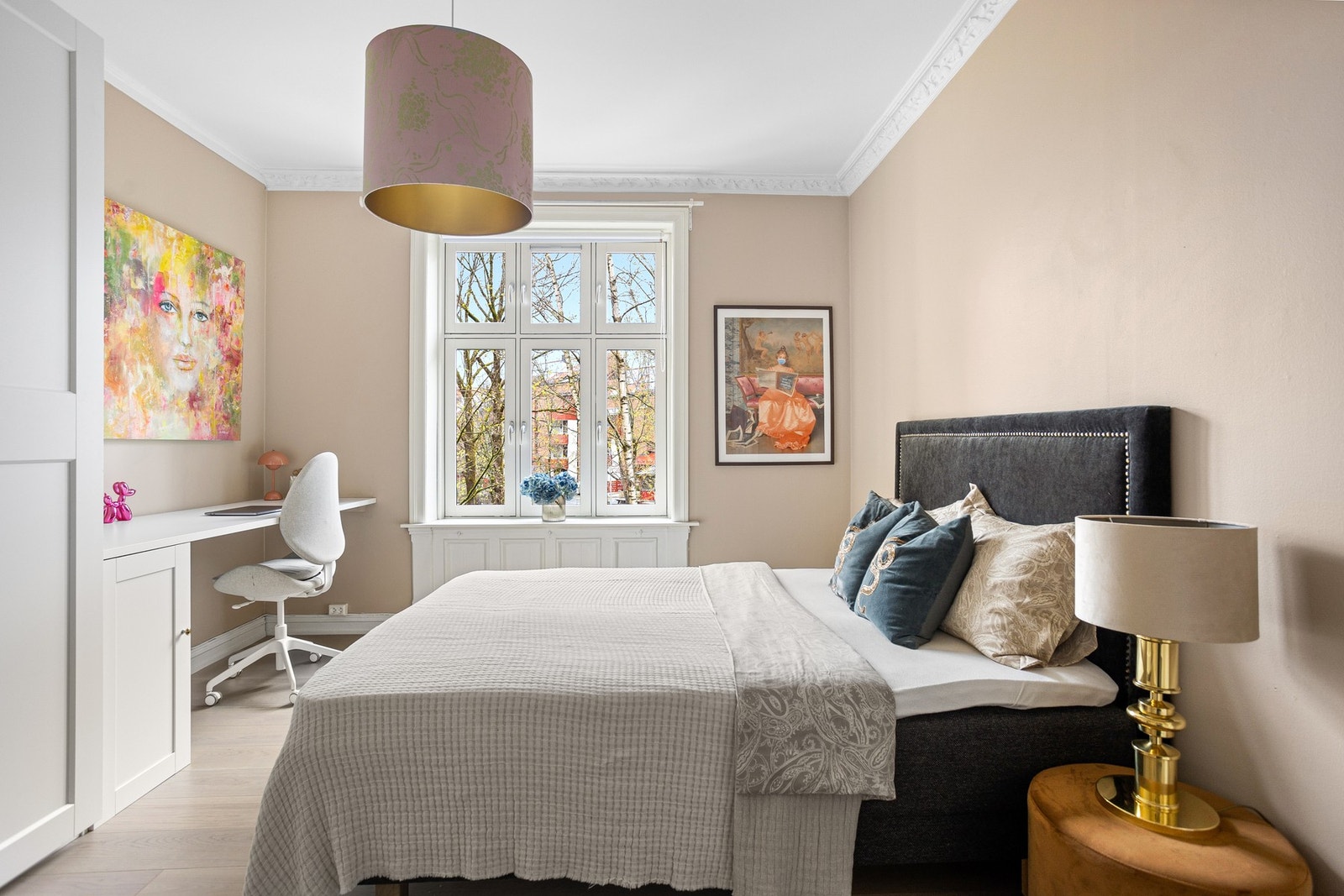 På soverommet har du god plass til stor dobbeltseng med tilhørende nattbord, samt god oppbevaringsplass i medfølgende garderobeskap. Galleribilde