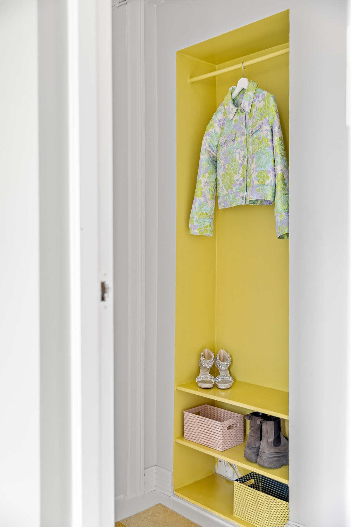 Nisje med plass til sko og oppheng av yttertøy. Galleribilde