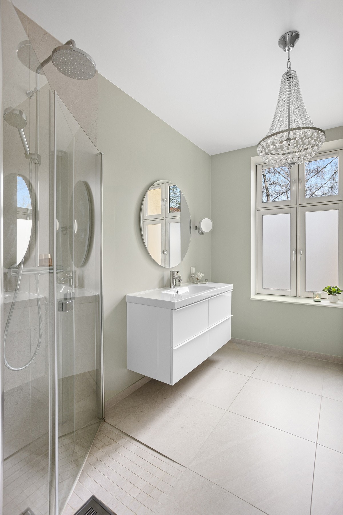 Leiligheten har et stort, lyst og delikat baderom som ble pusset opp i 2020. Galleribilde