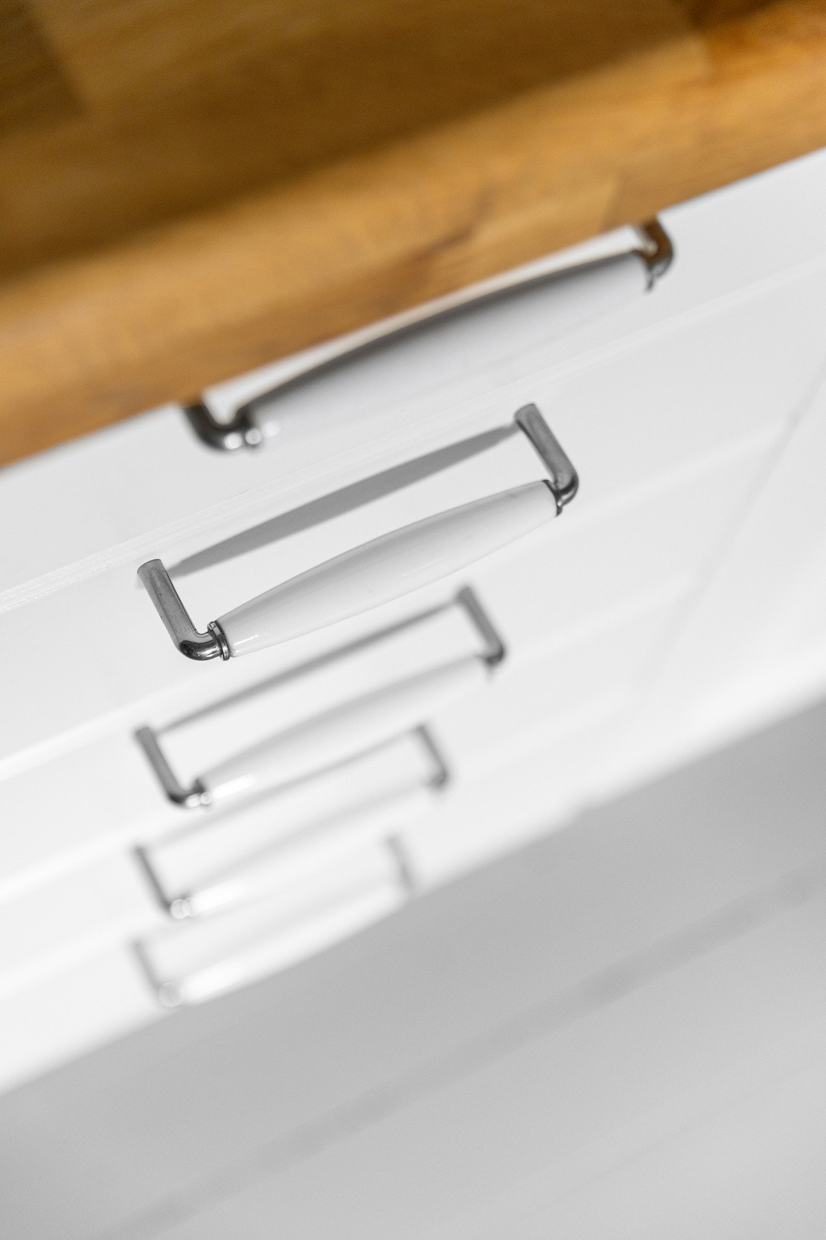 Innredningen har lyse profilerte fronter og heltre benkeplate. Galleribilde