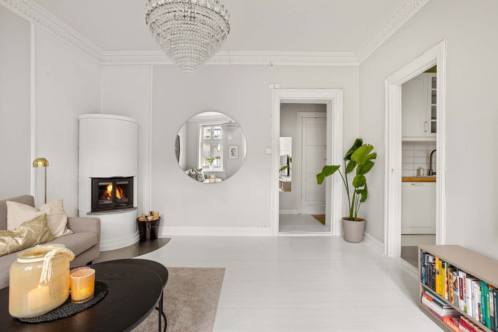 Stuen er romslig med god plass til stor sofagruppe med salongbord, tv-benk og annet ønskelig møblement. Galleribilde