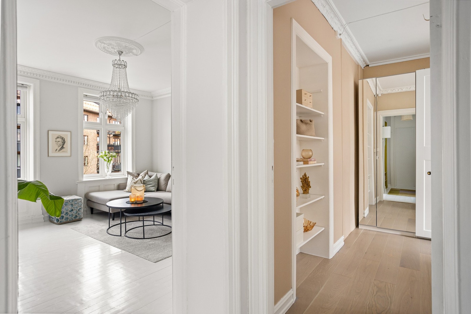 Leiligheten ligger i byggets 3. etasje, og har en gjennomgående planløsning med store rom. Galleribilde