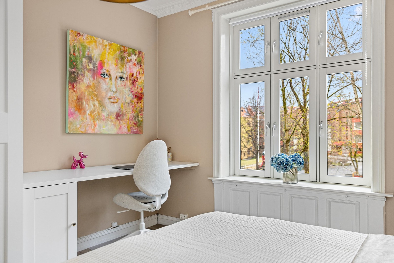 Soverommet ble pusset opp i 2020, da ble det også bygget en flott hjemmekontorløsning som medfølger på kjøpet. Galleribilde