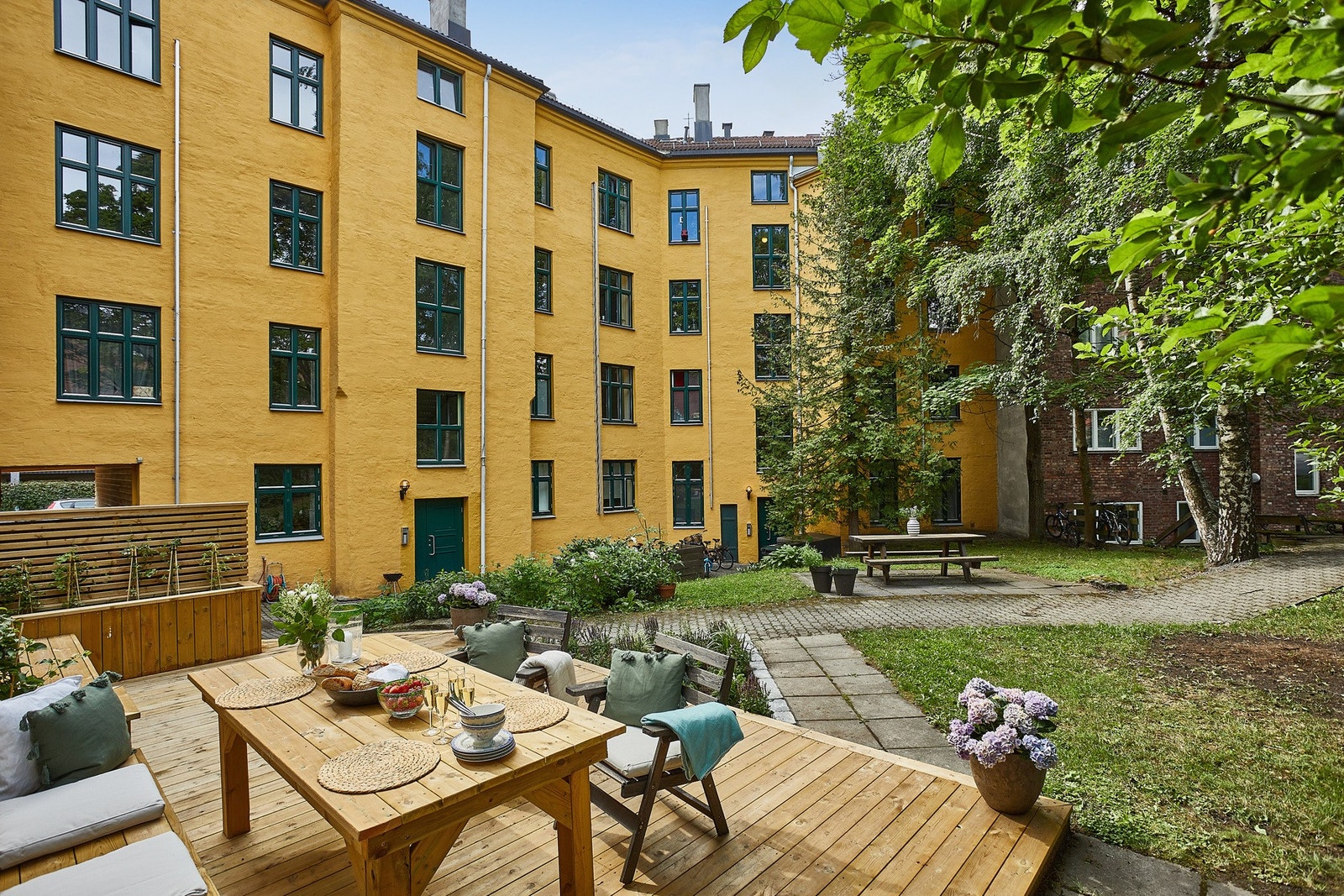 Bakgården ble renovert i 2020 og er en fin plass for late sommerdager. (arkivbilde) Galleribilde