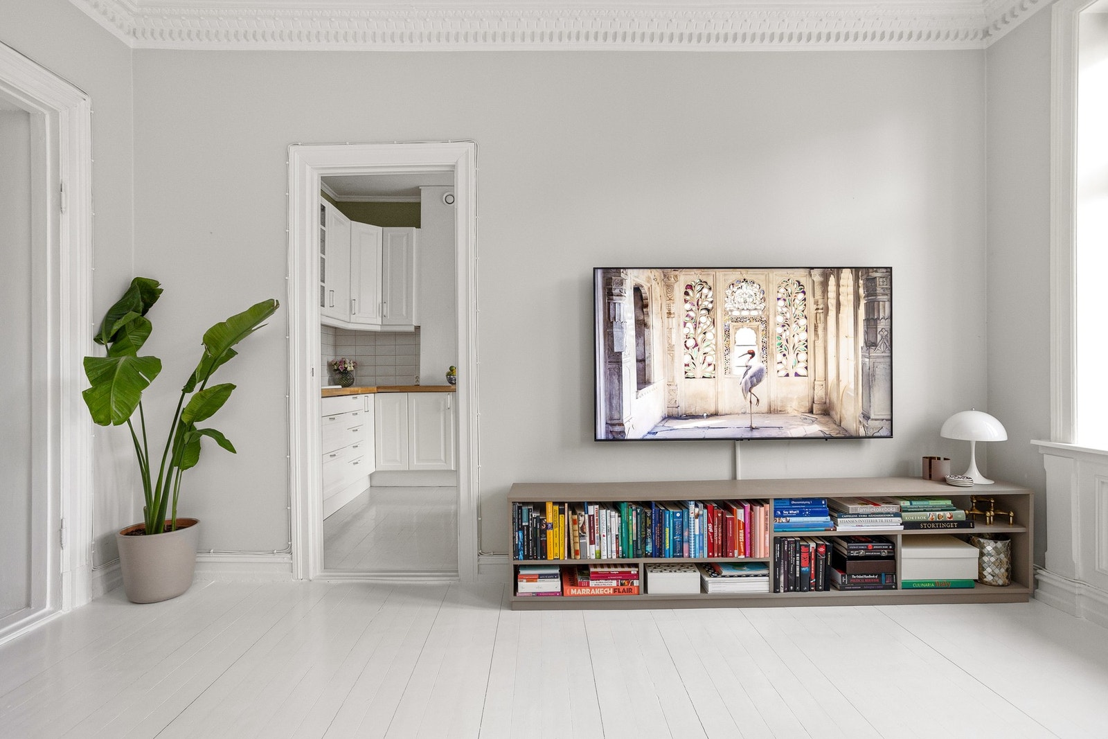 Stuen har god standard med lysmalte originale tregulv og glatte lysmalte overflater. Galleribilde