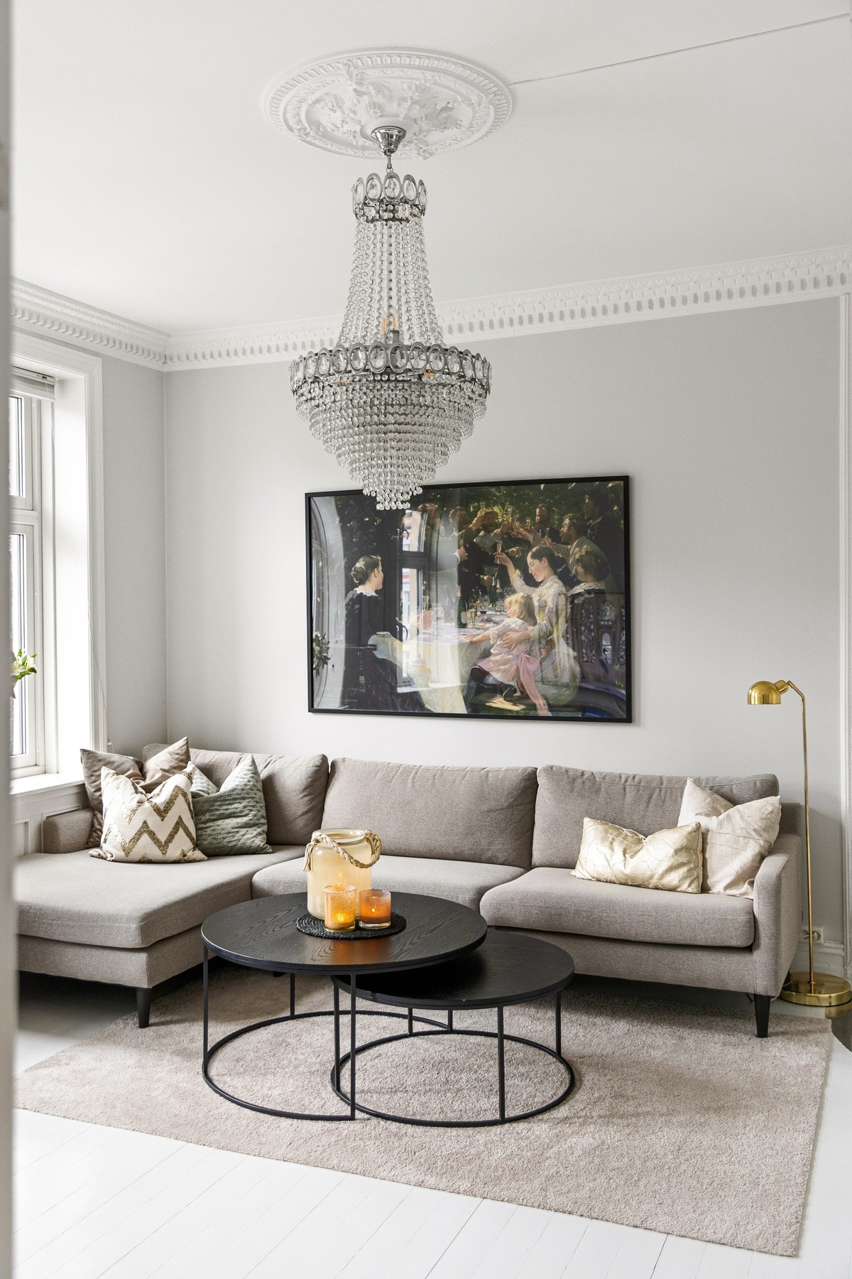 En stor, lys og luftig 2-roms med god standard i en flott klassisk bygård. Galleribilde