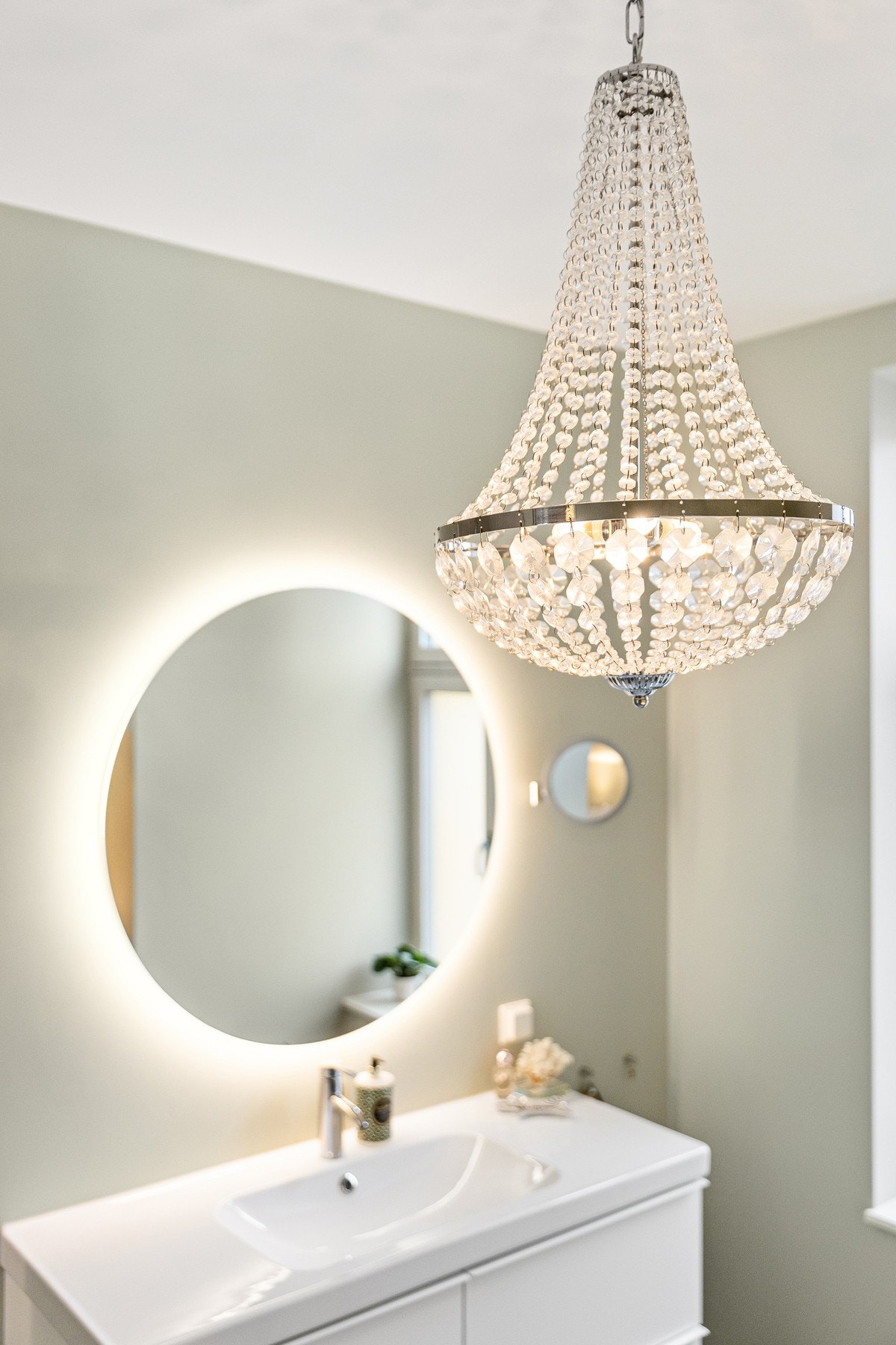 Moderne innredning og belysning rundt speilet. Galleribilde