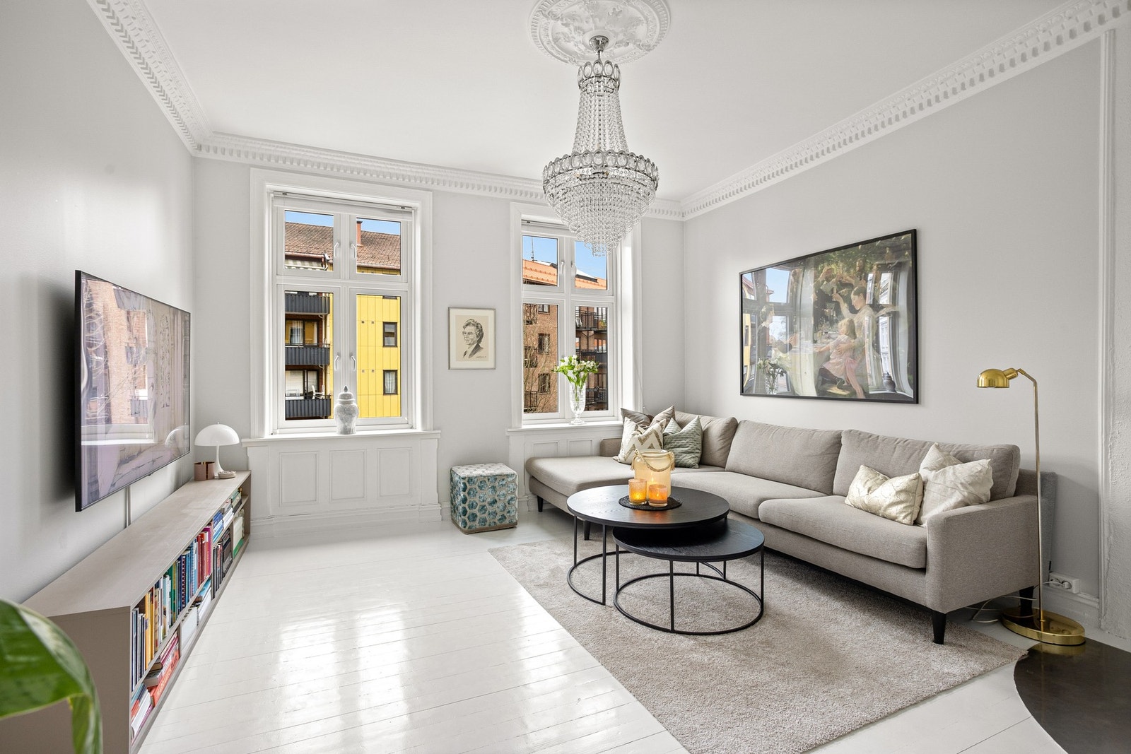 Stuen har to store klassiske vindusflater som slipper inn rikelig med naturlig lys. Galleribilde