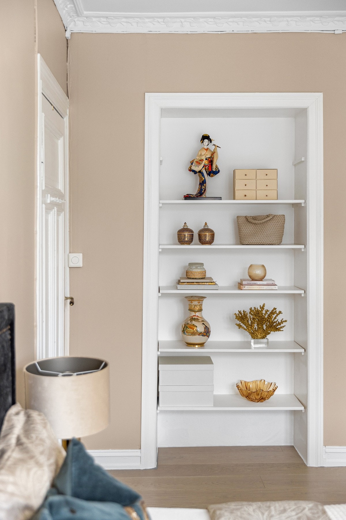 Nisje med hyller for oppbevaring og dekor. Galleribilde