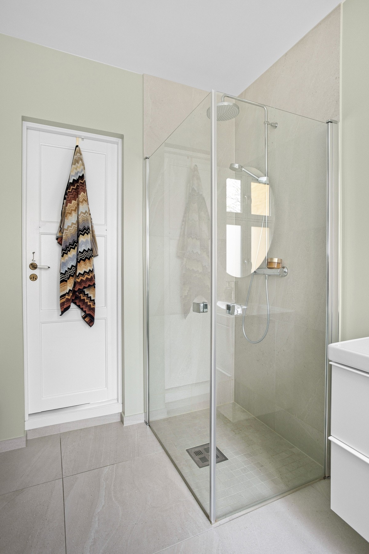 Flislagt dusjhjørne med innfellbare glassdører. Galleribilde