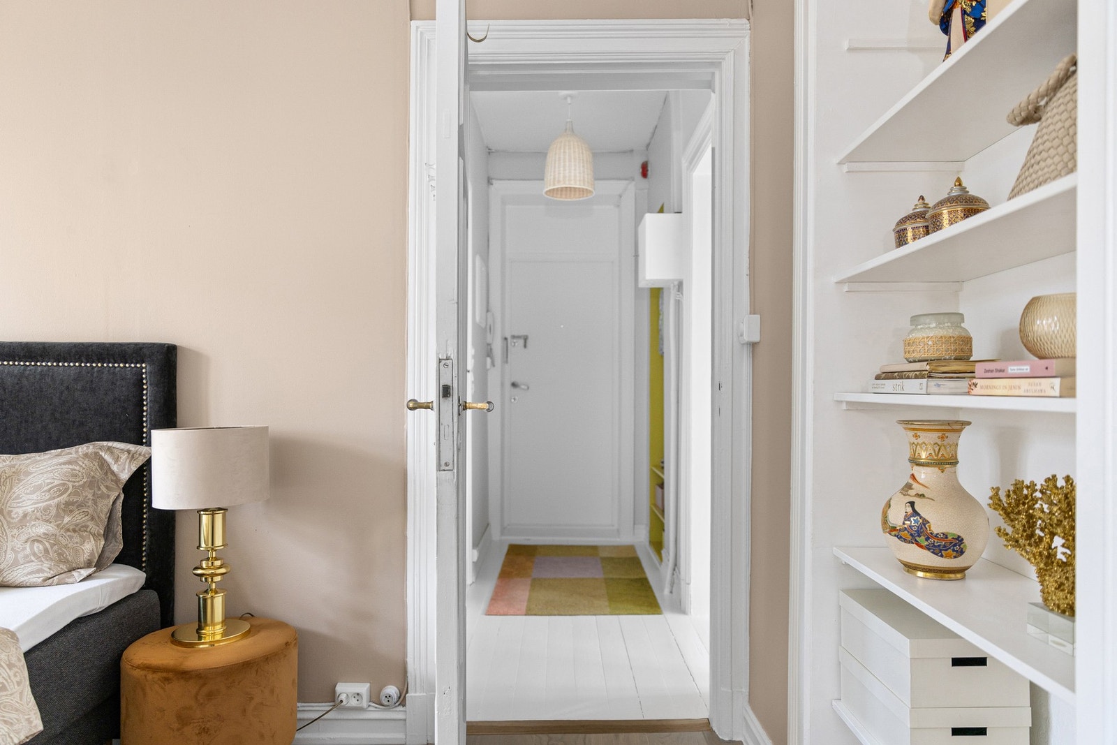 Det er god oppbevaringsplass i leiligheten. I tillegg disponeres hele 3 boder med god lagringsplass. Galleribilde