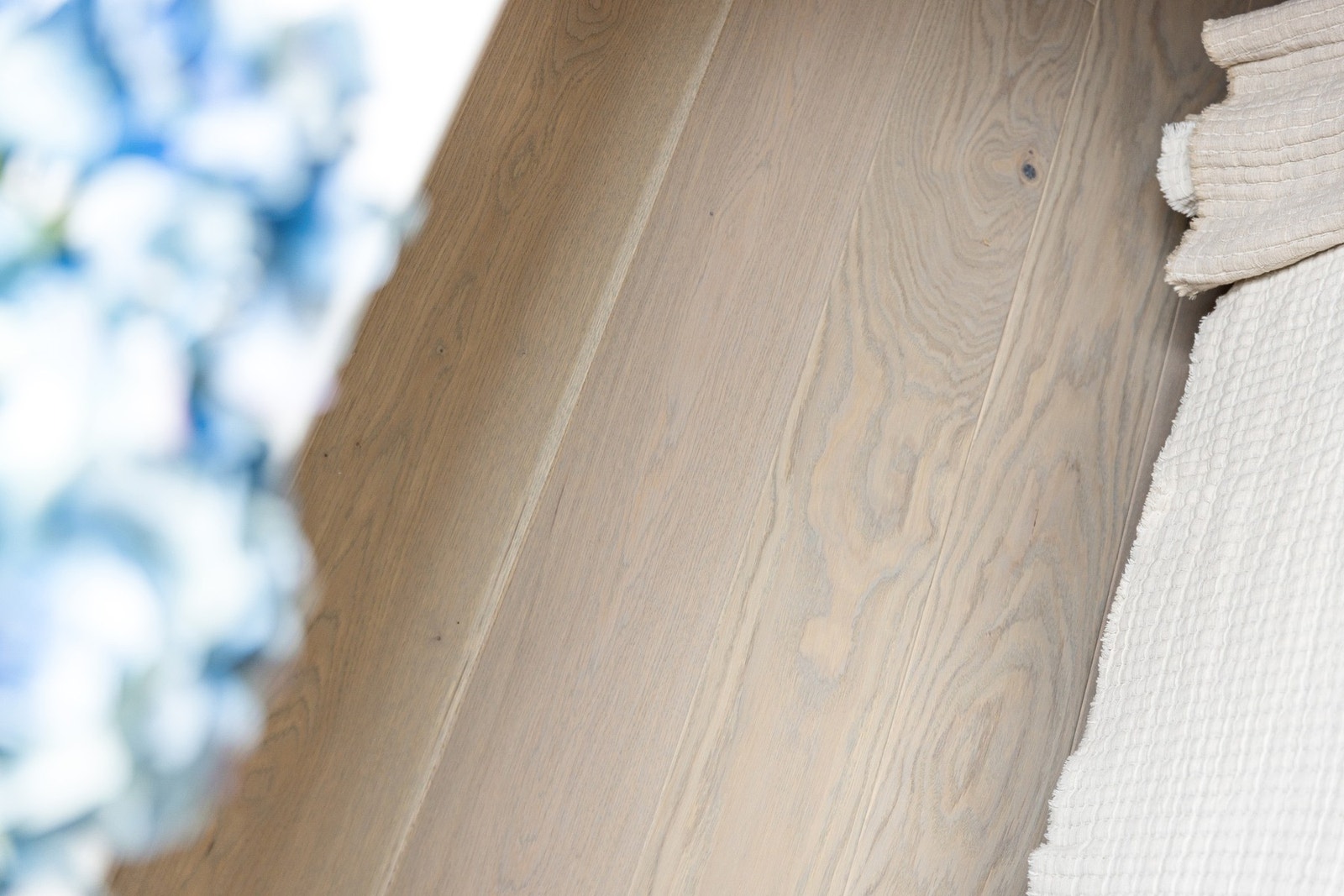 Soverommet ble pusset opp i 2020 med fin enstavs eikeparkett på gulv og de glatte veggflatene ble malt i en nydelig farge. Galleribilde