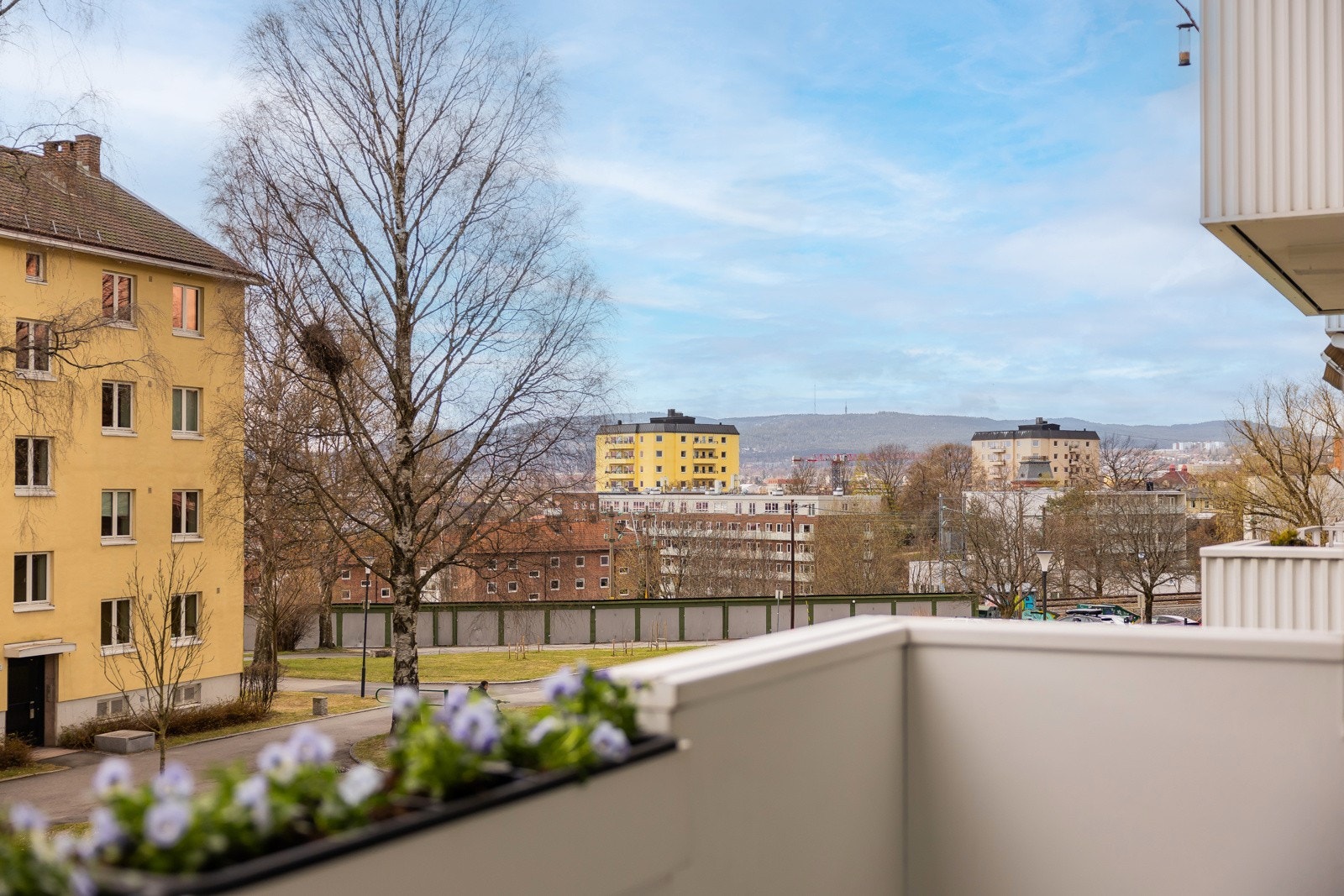 Balkongen på ca. 8kvm er sørvestvendt og har utsikt mot vest. Galleribilde